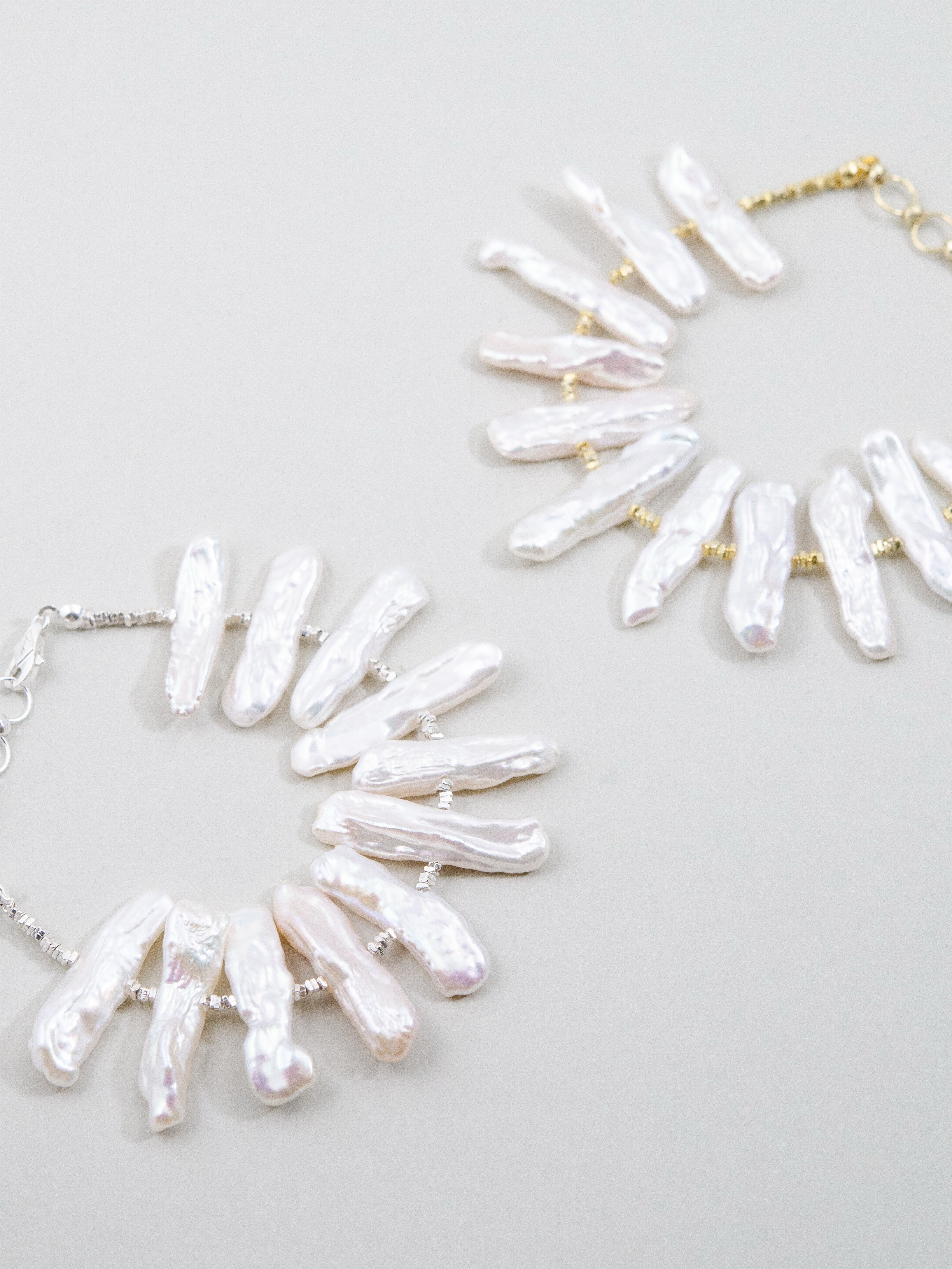 ケシパールのナチュラルブレスレット – 個性的なバロックパールの輝き