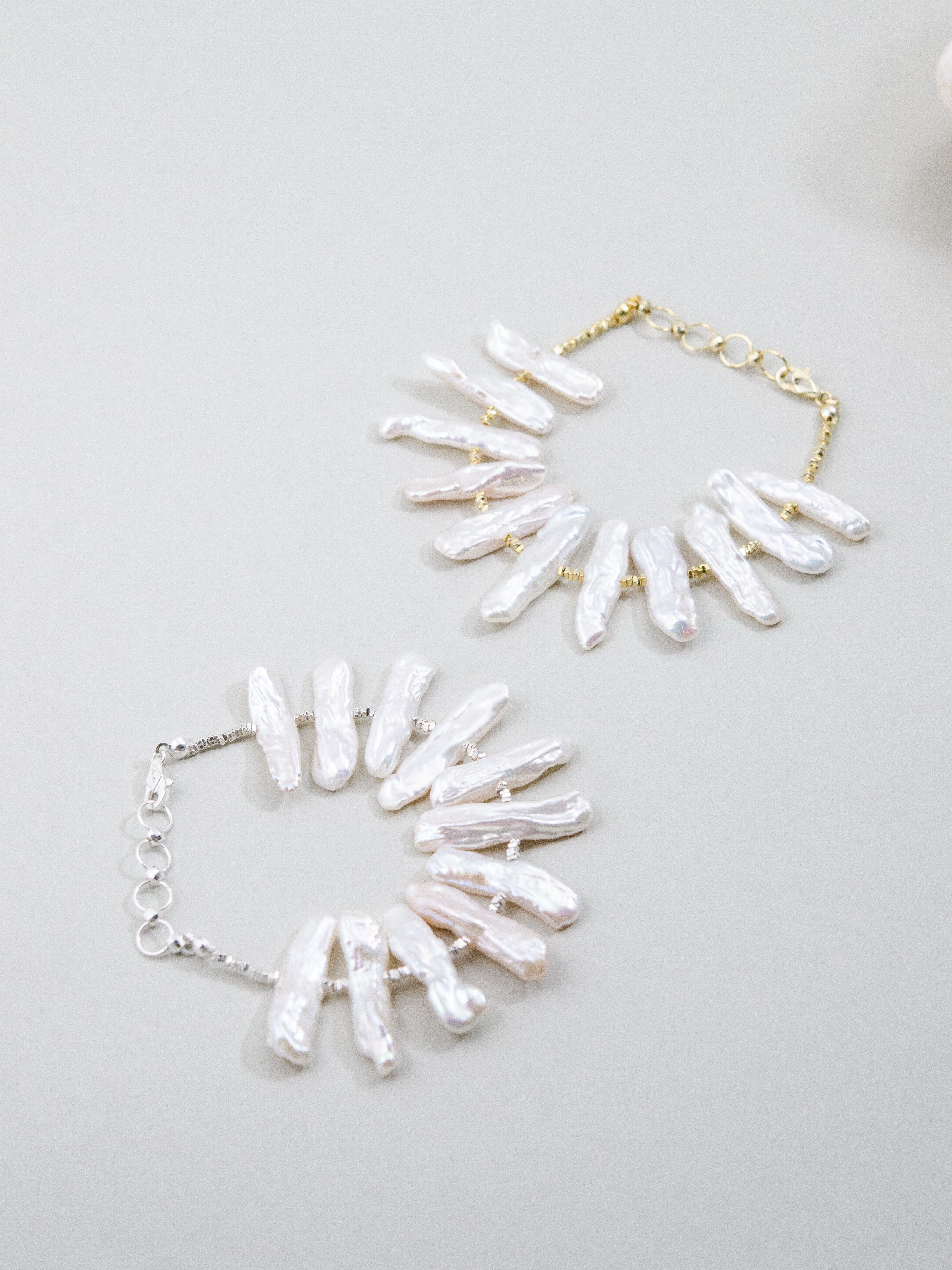 ケシパールのナチュラルブレスレット – 個性的なバロックパールの輝き