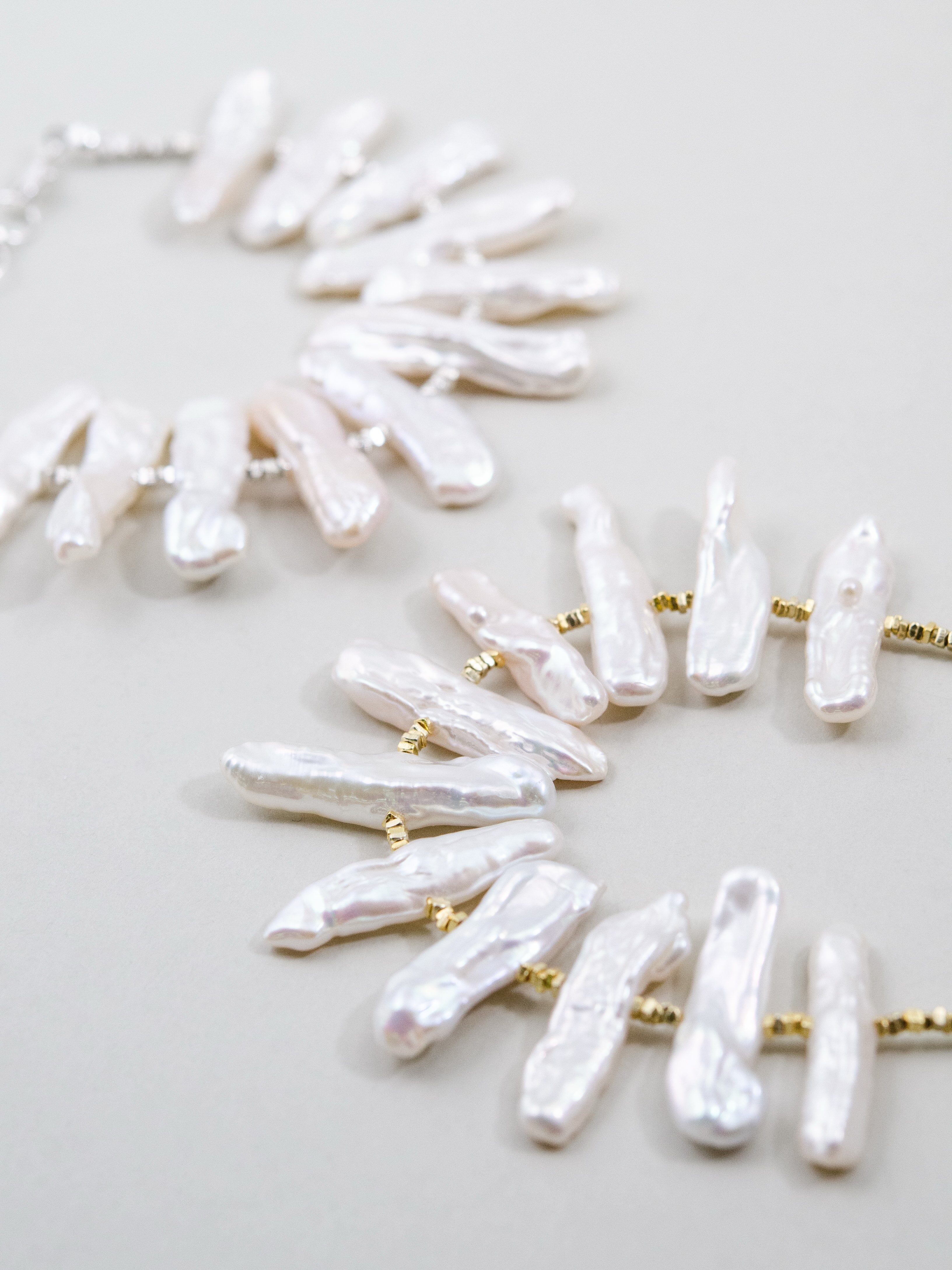 ケシパールのナチュラルブレスレット – 個性的なバロックパールの輝き