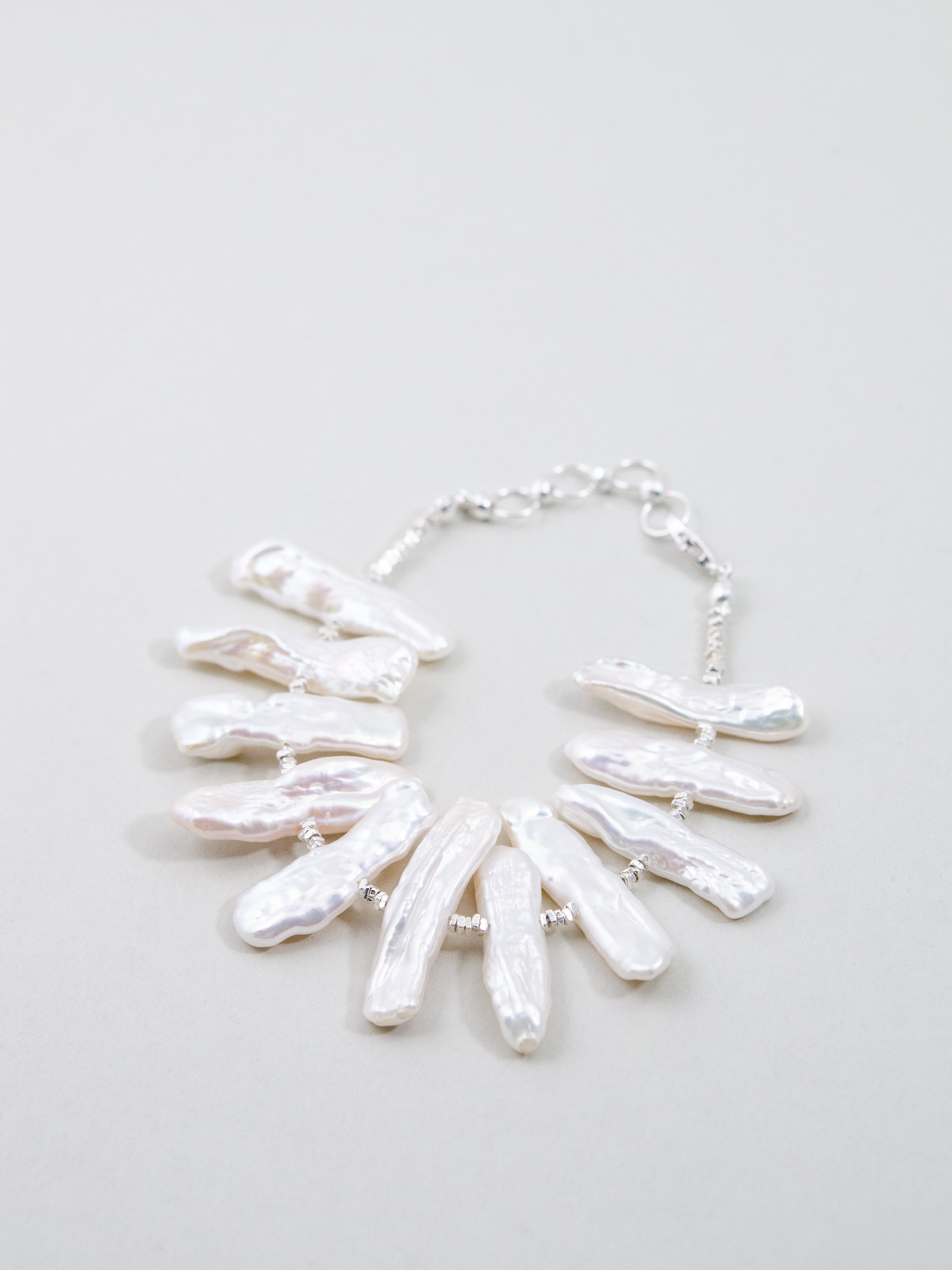 ケシパールのナチュラルブレスレット – 個性的なバロックパールの輝き