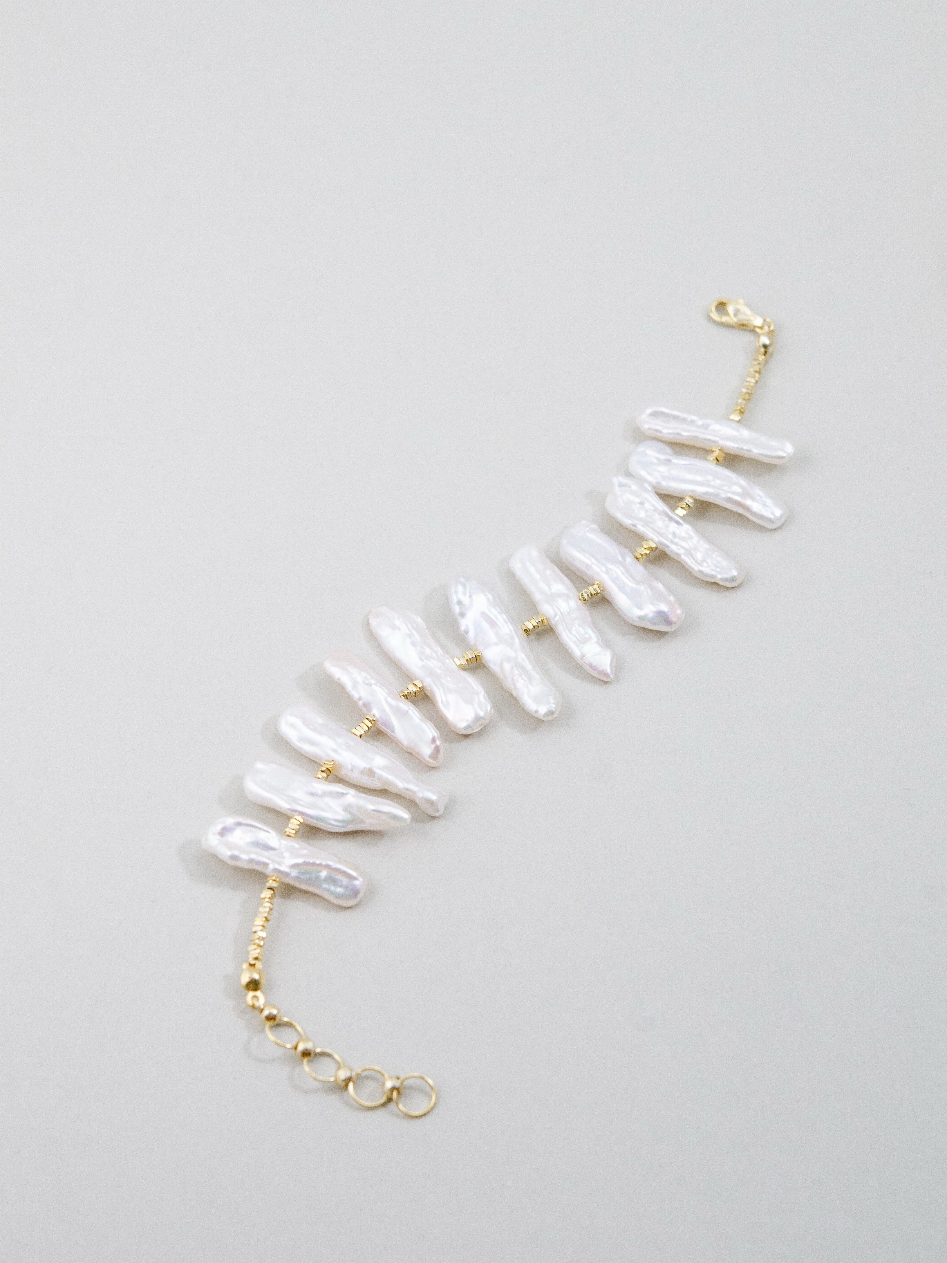 ケシパールのナチュラルブレスレット – 個性的なバロックパールの輝き