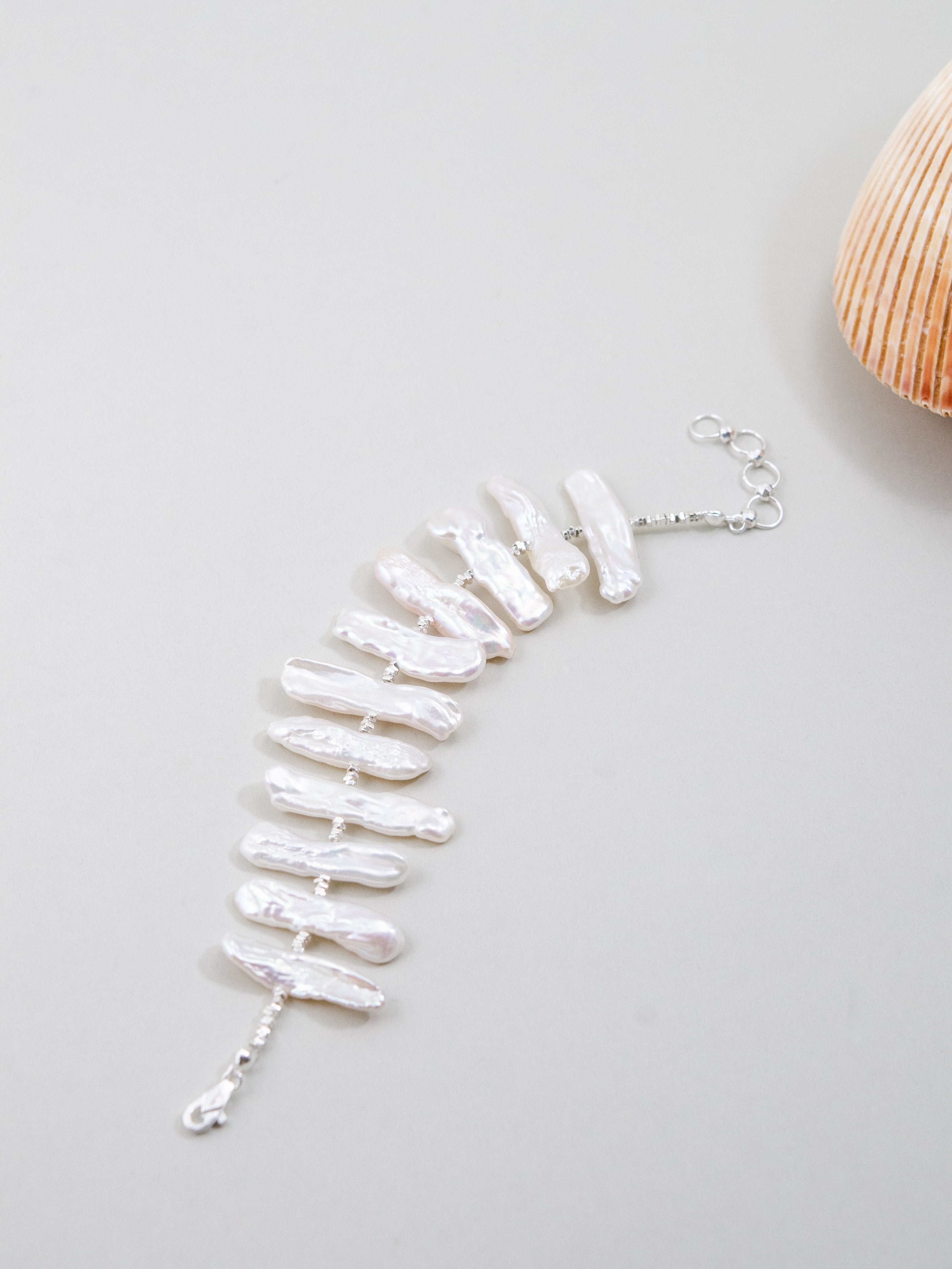 ケシパールのナチュラルブレスレット – 個性的なバロックパールの輝き