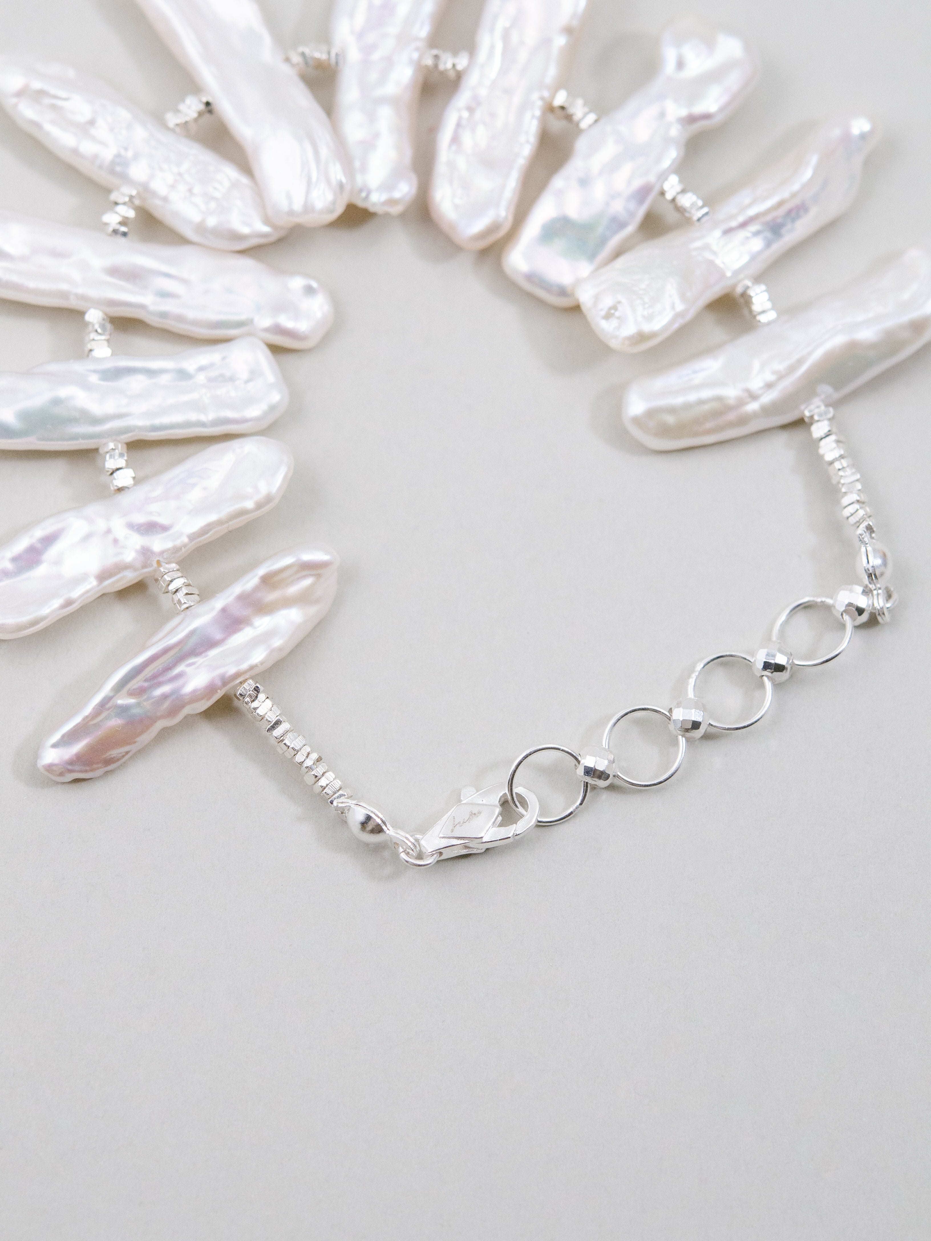 ケシパールのナチュラルブレスレット – 個性的なバロックパールの輝き