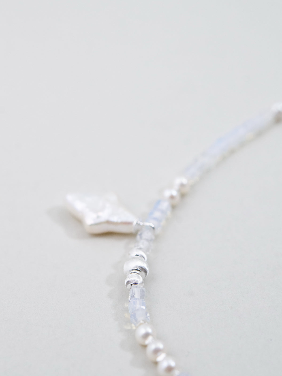 星のようなチャーム アップ画像 天の川の雫をイメージした銀のアクセント