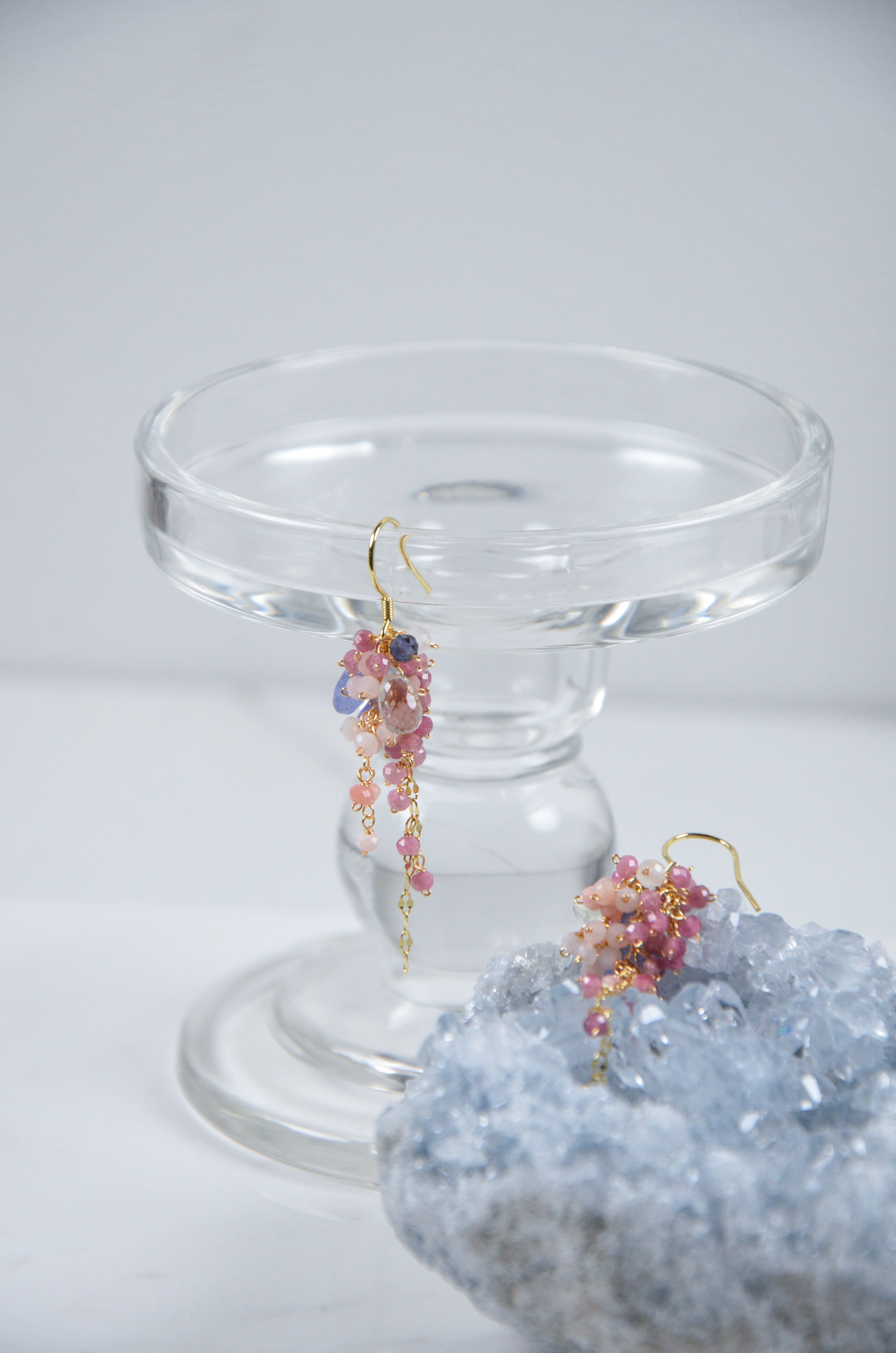 ピンクときめく色彩が踊るカラフルピアス
