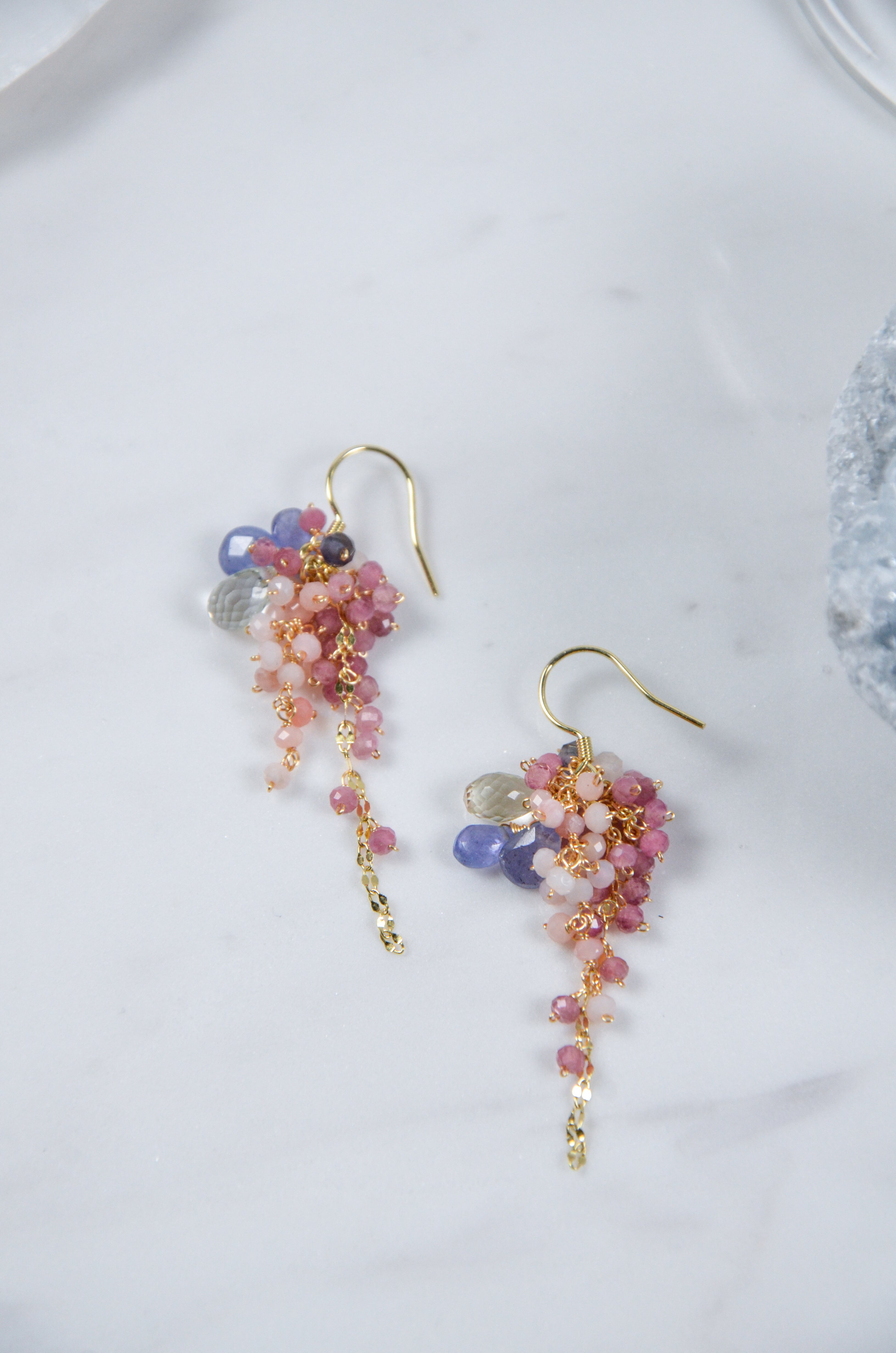 ピンクときめく色彩が踊るカラフルピアス