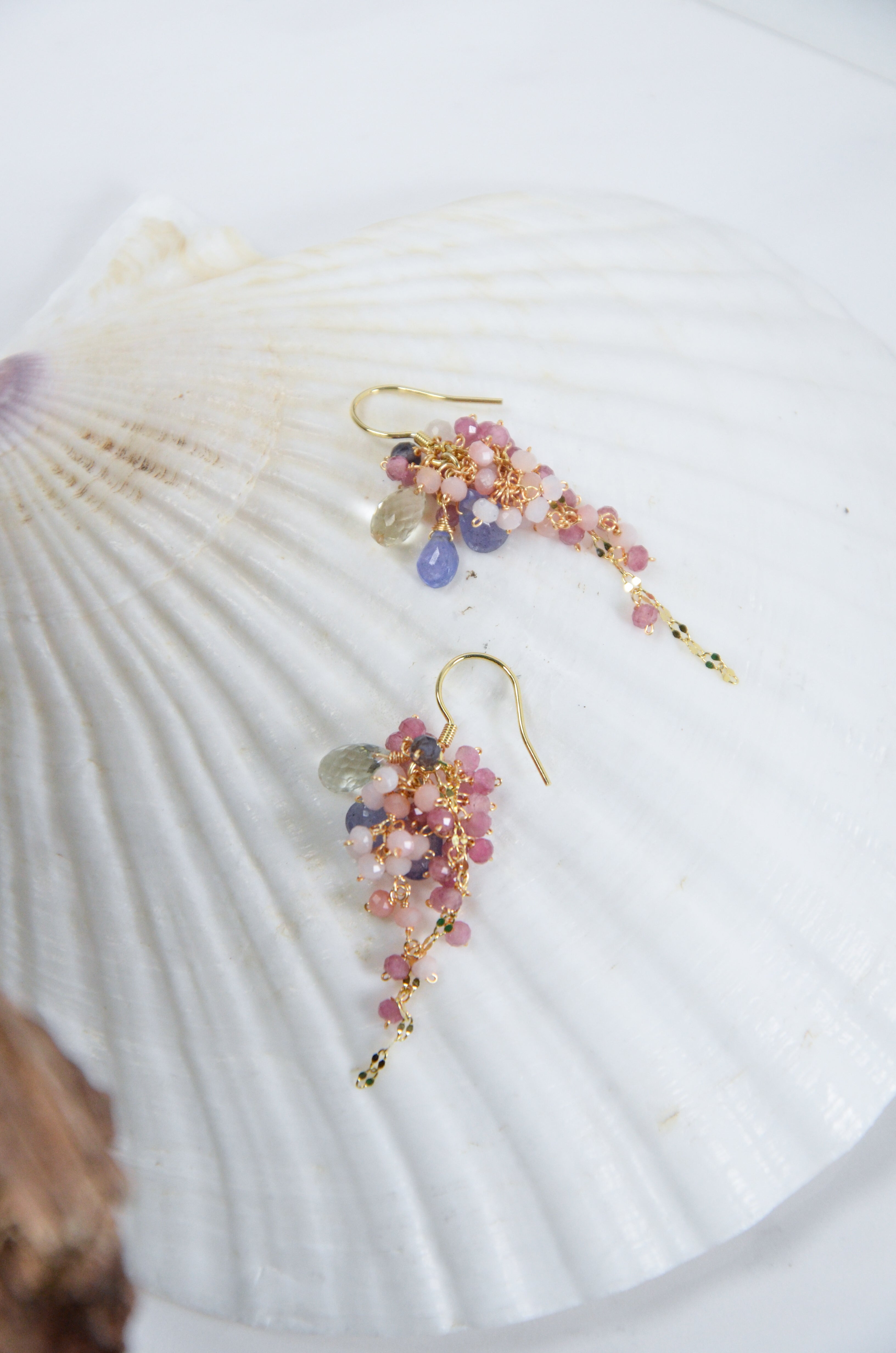 ピンクときめく色彩が踊るカラフルピアス