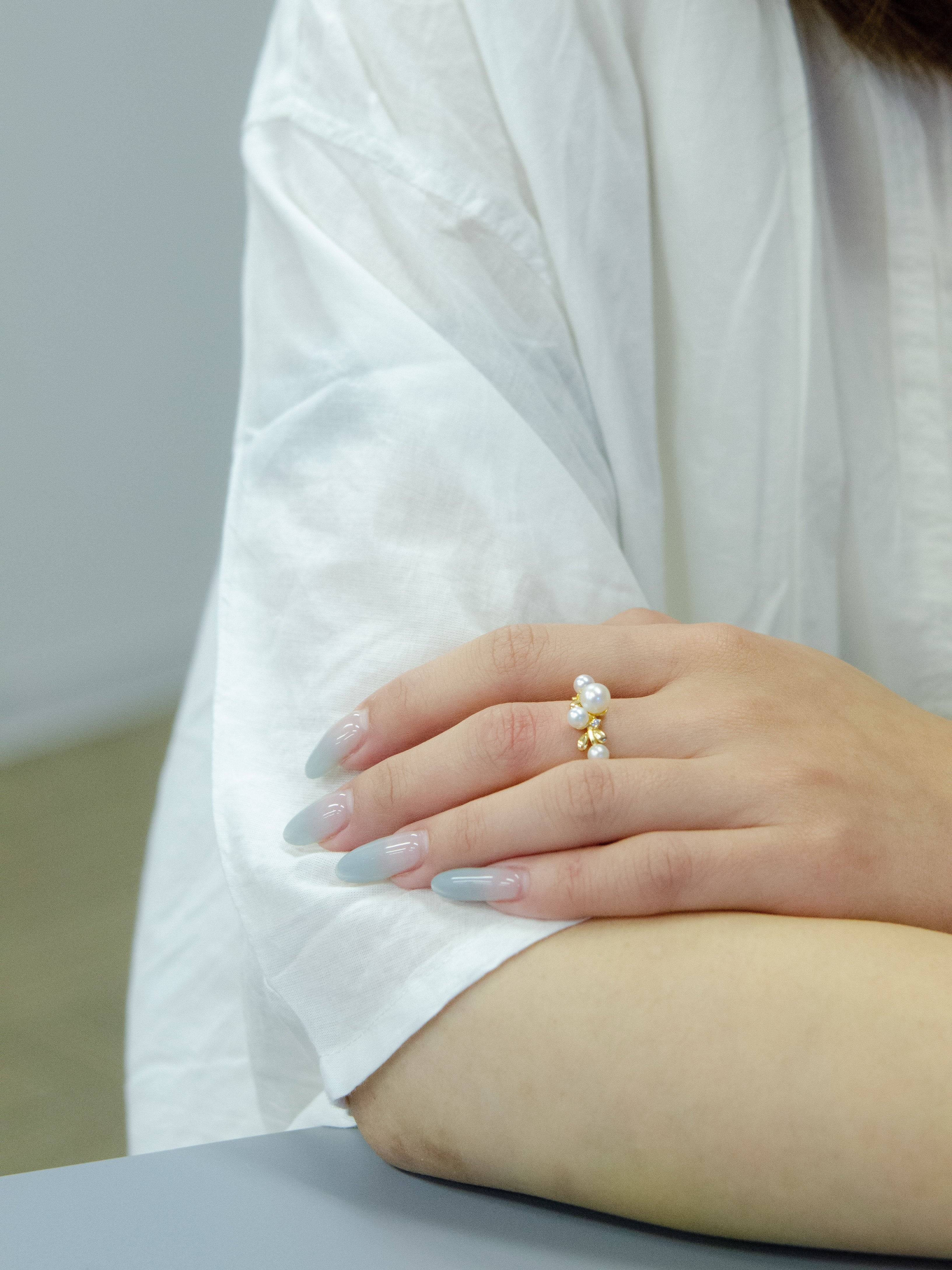 【指先に咲く実り】淡水パール & リーフのゴールドリング｜フリーサイズ・アレルギー対応
