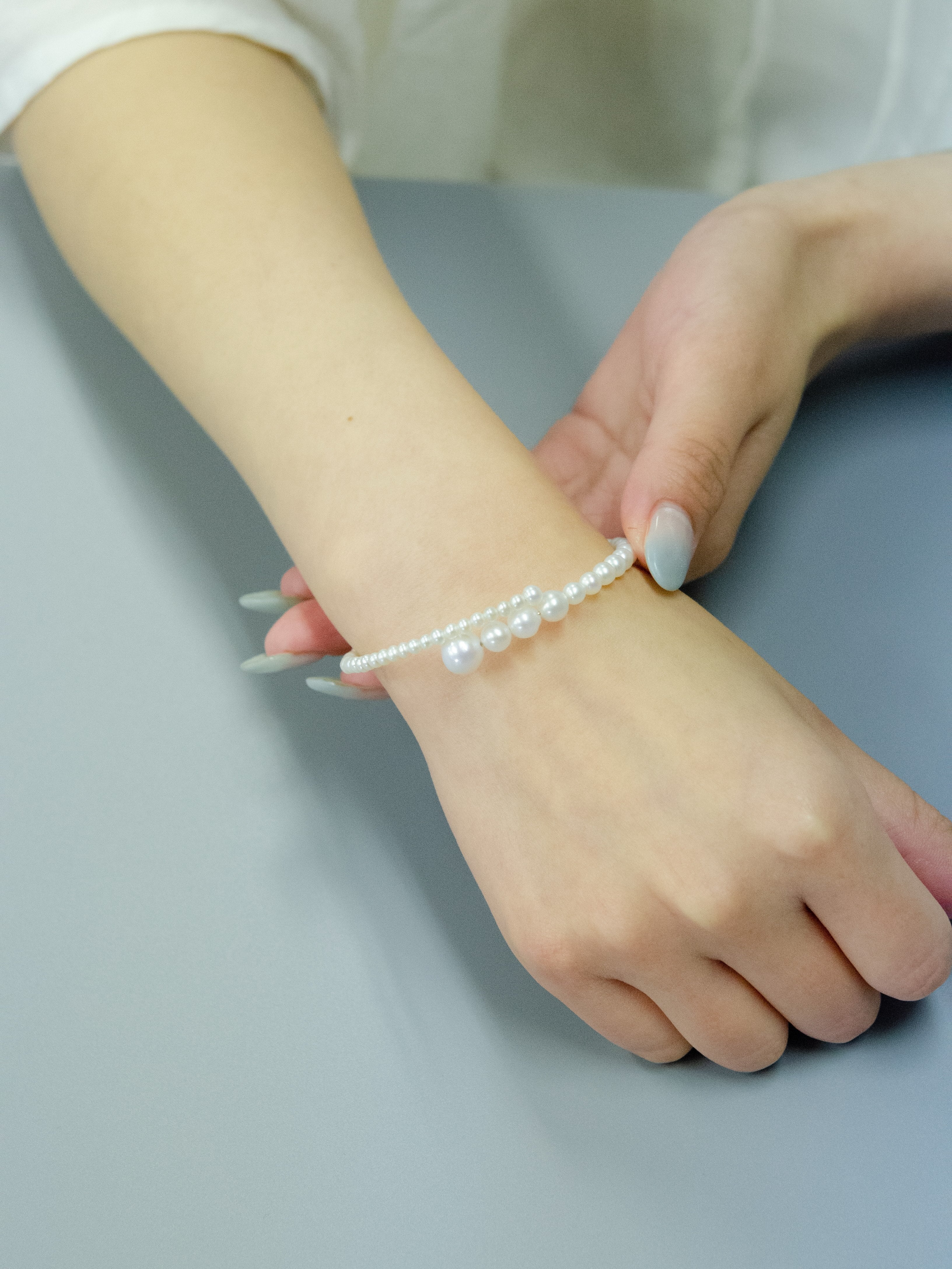 【気品を纏う純白】淡水パールのグラデーションブレスレット｜アレルギー対応