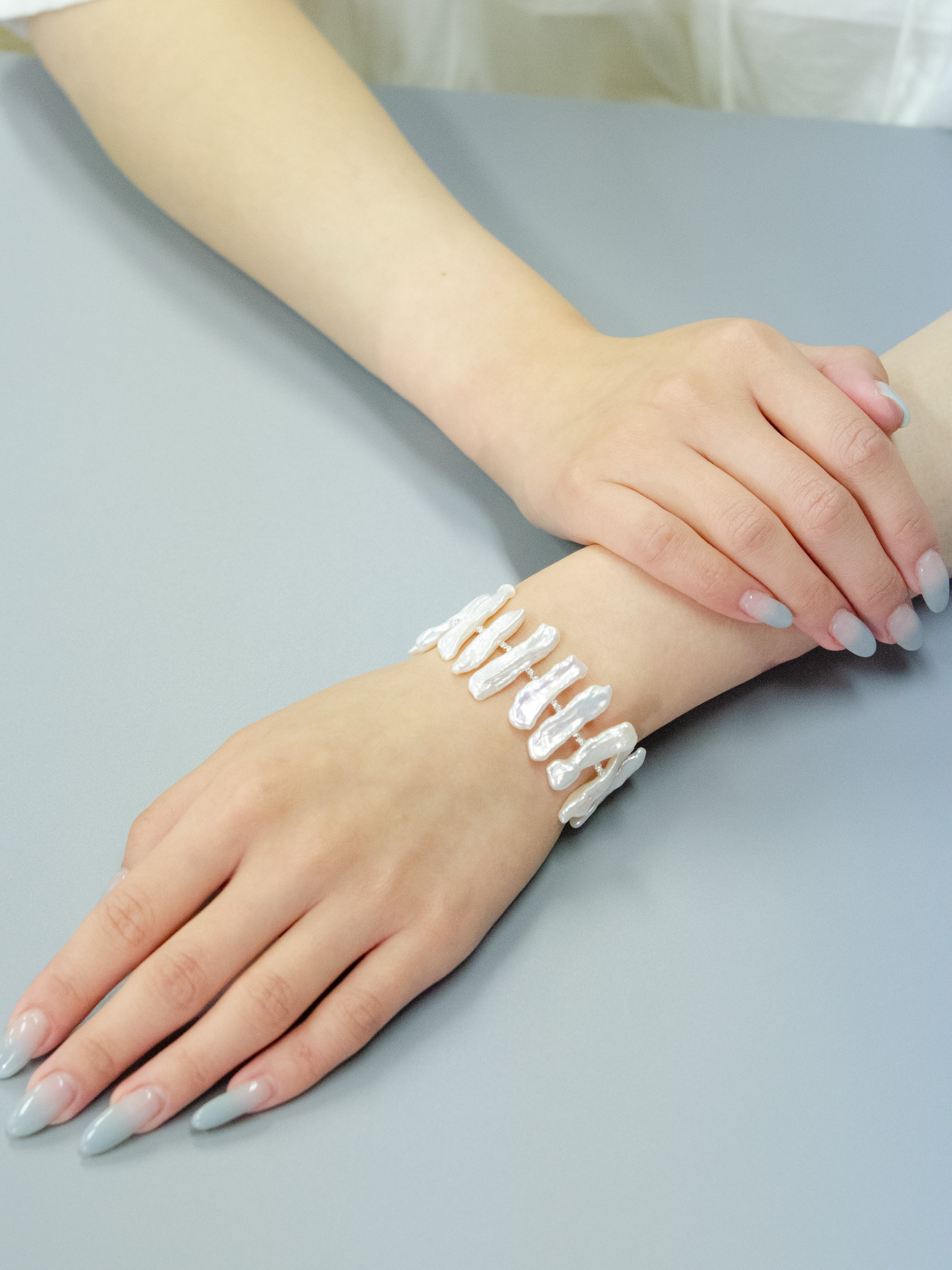 ケシパールのナチュラルブレスレット – 個性的なバロックパールの輝き