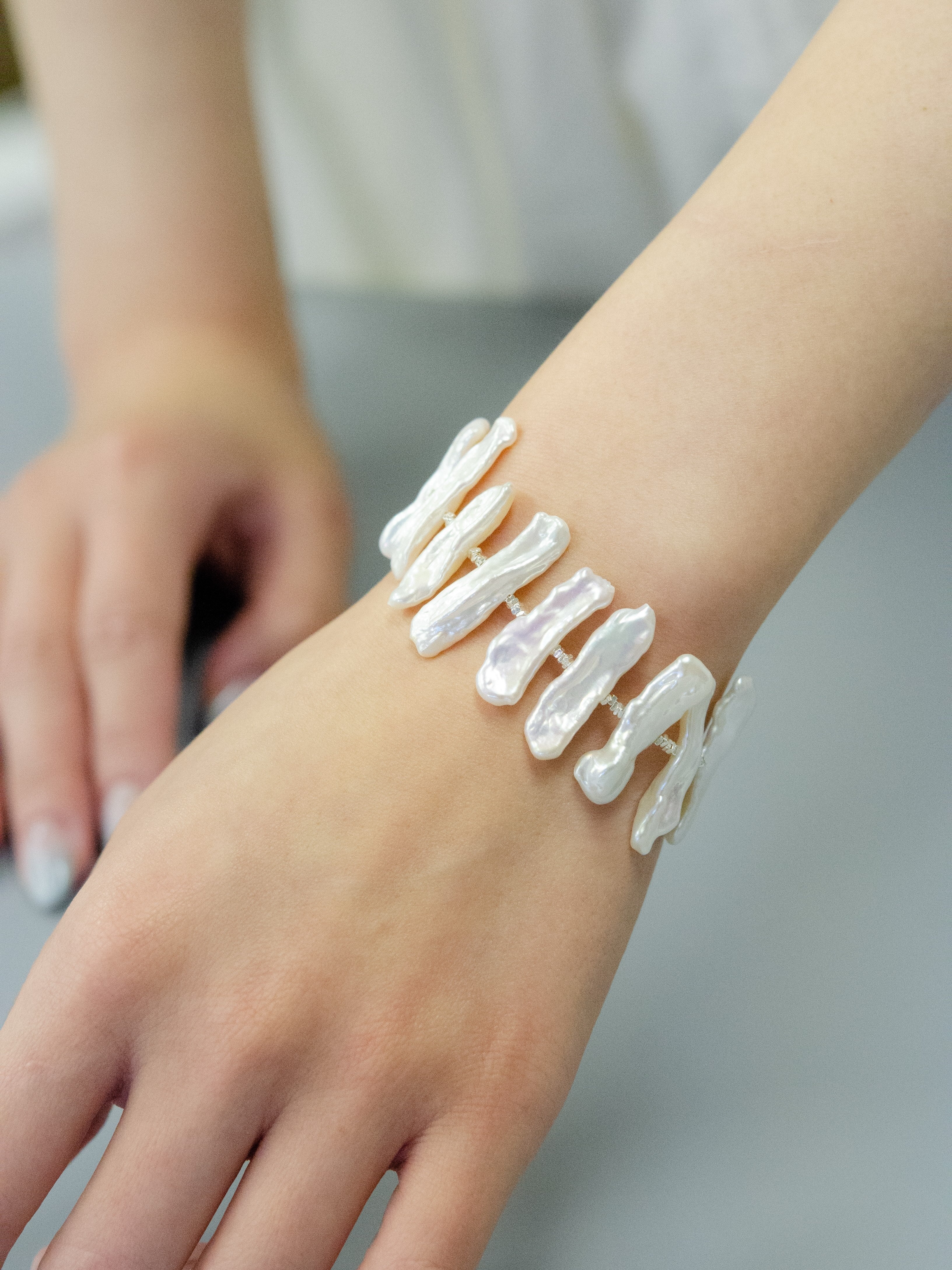 ケシパールのナチュラルブレスレット – 個性的なバロックパールの輝き