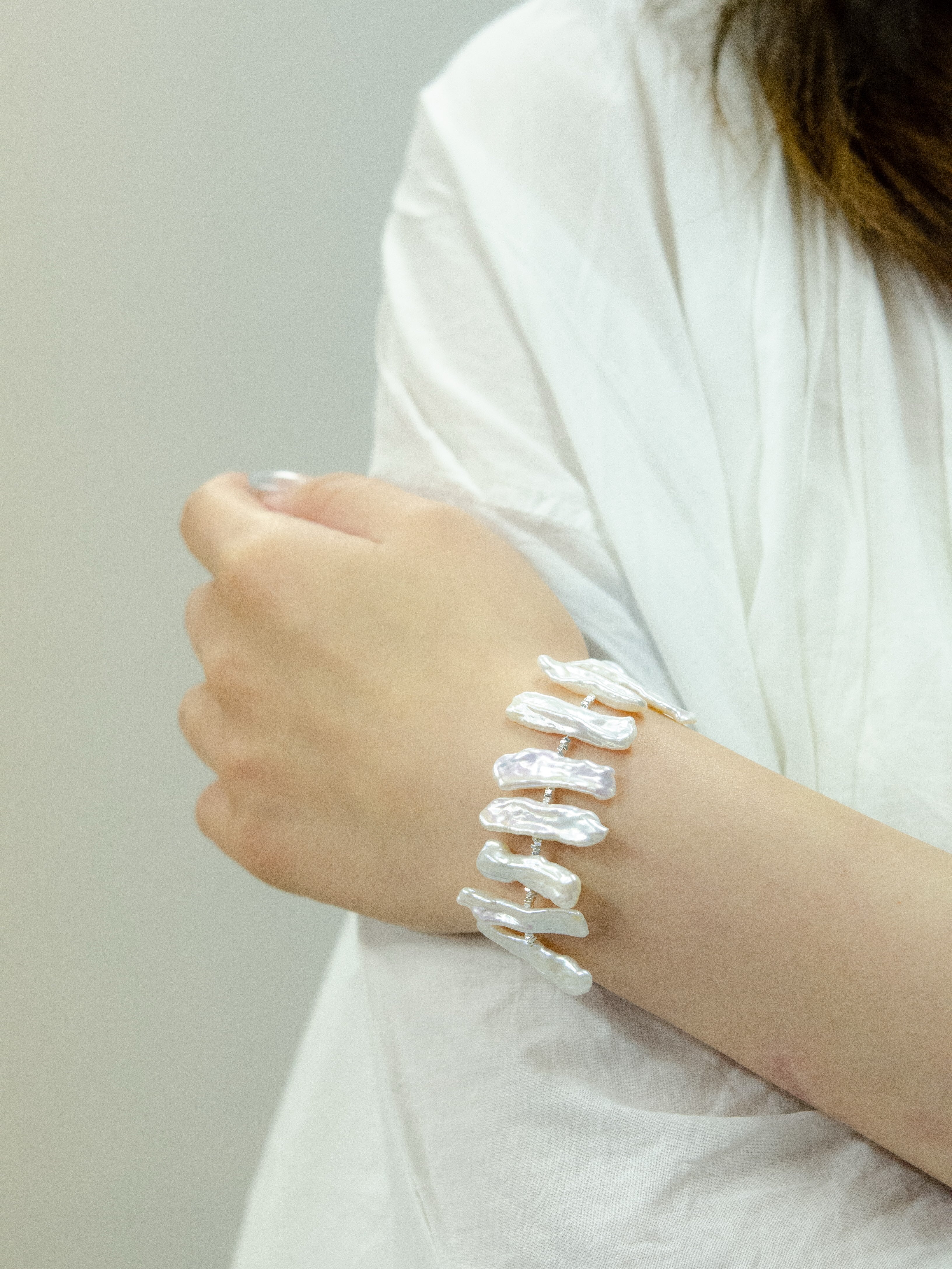 ケシパールのナチュラルブレスレット – 個性的なバロックパールの輝き