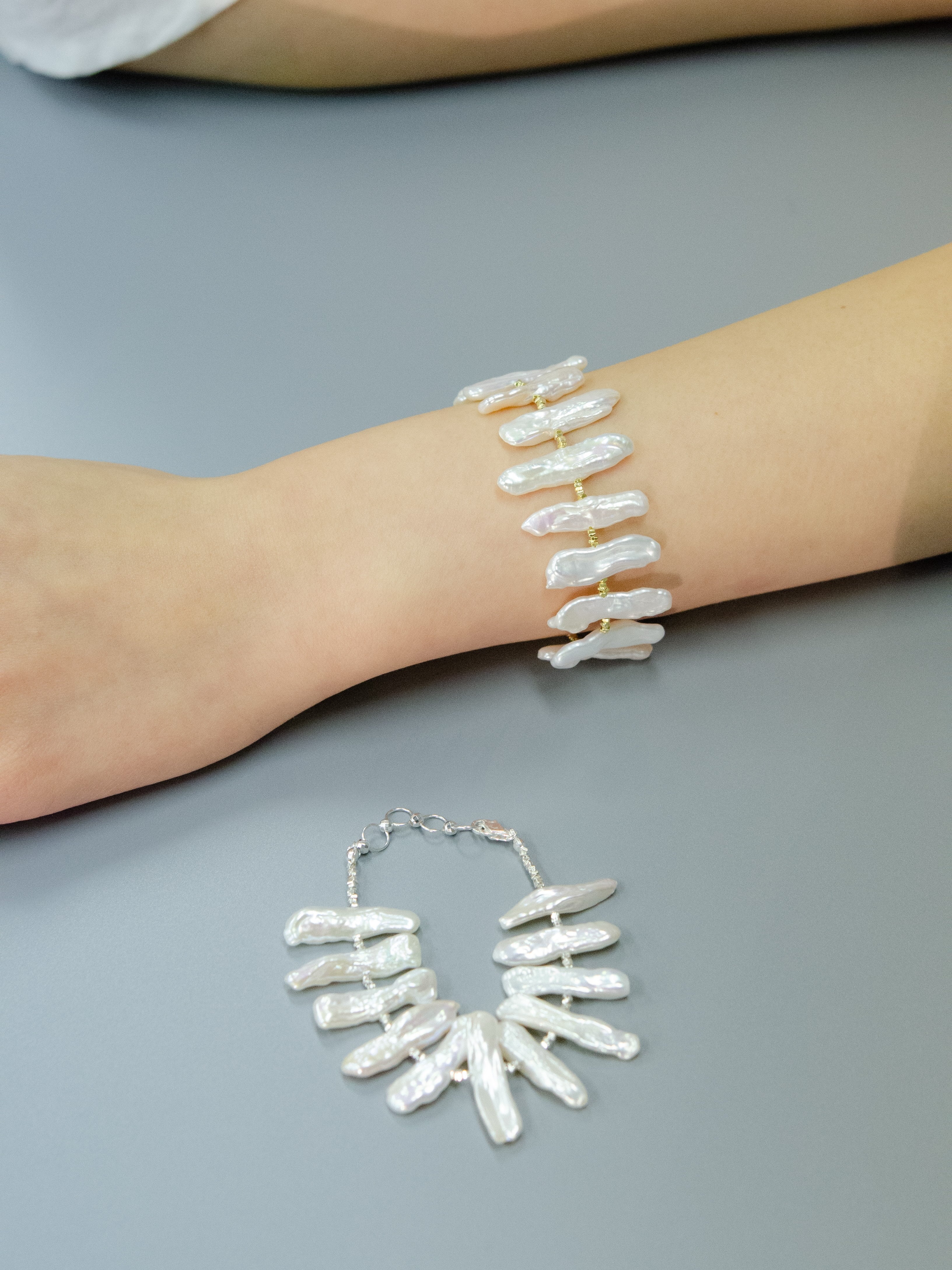 ケシパールのナチュラルブレスレット – 個性的なバロックパールの輝き