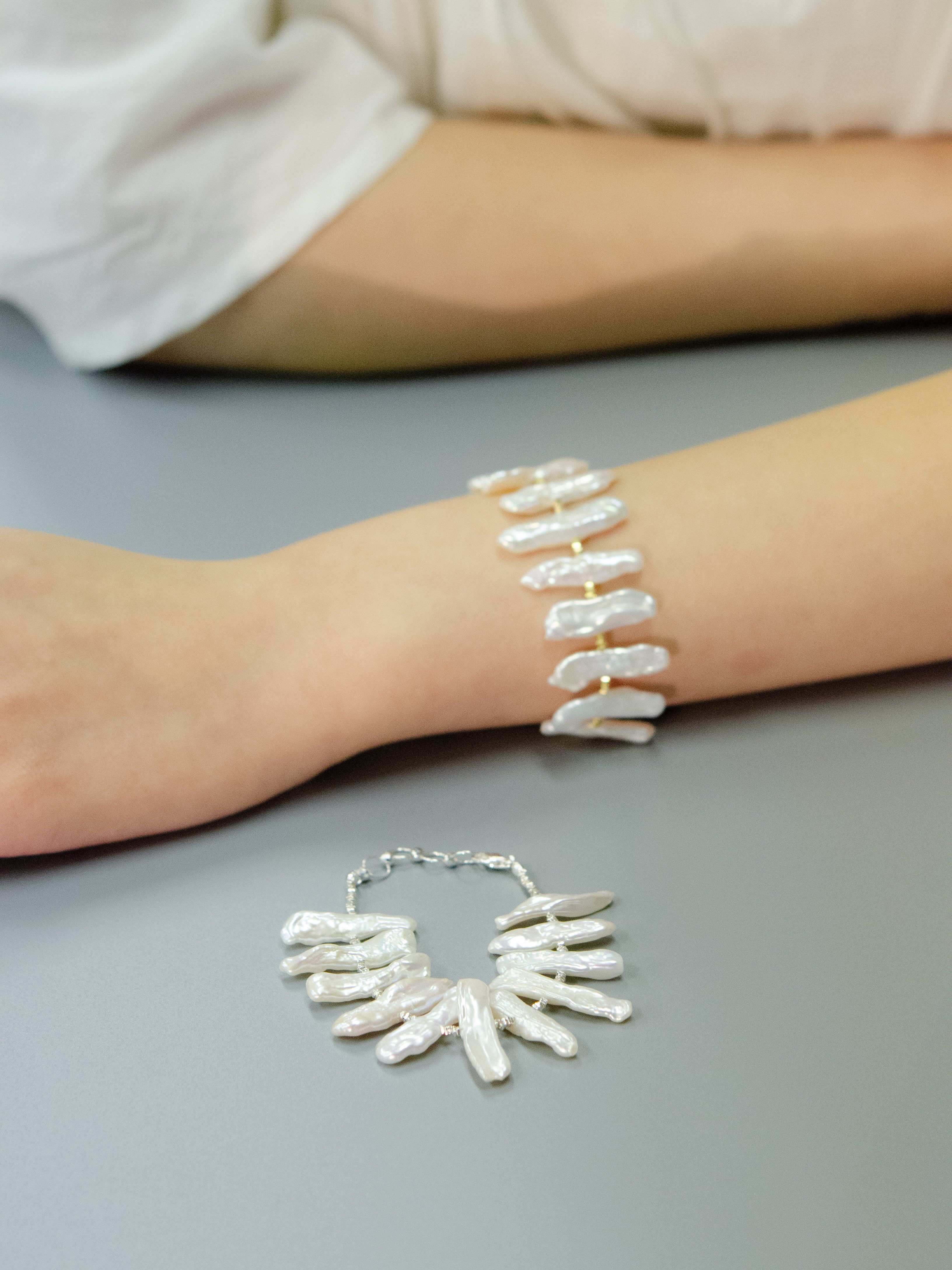 ケシパールのナチュラルブレスレット – 個性的なバロックパールの輝き