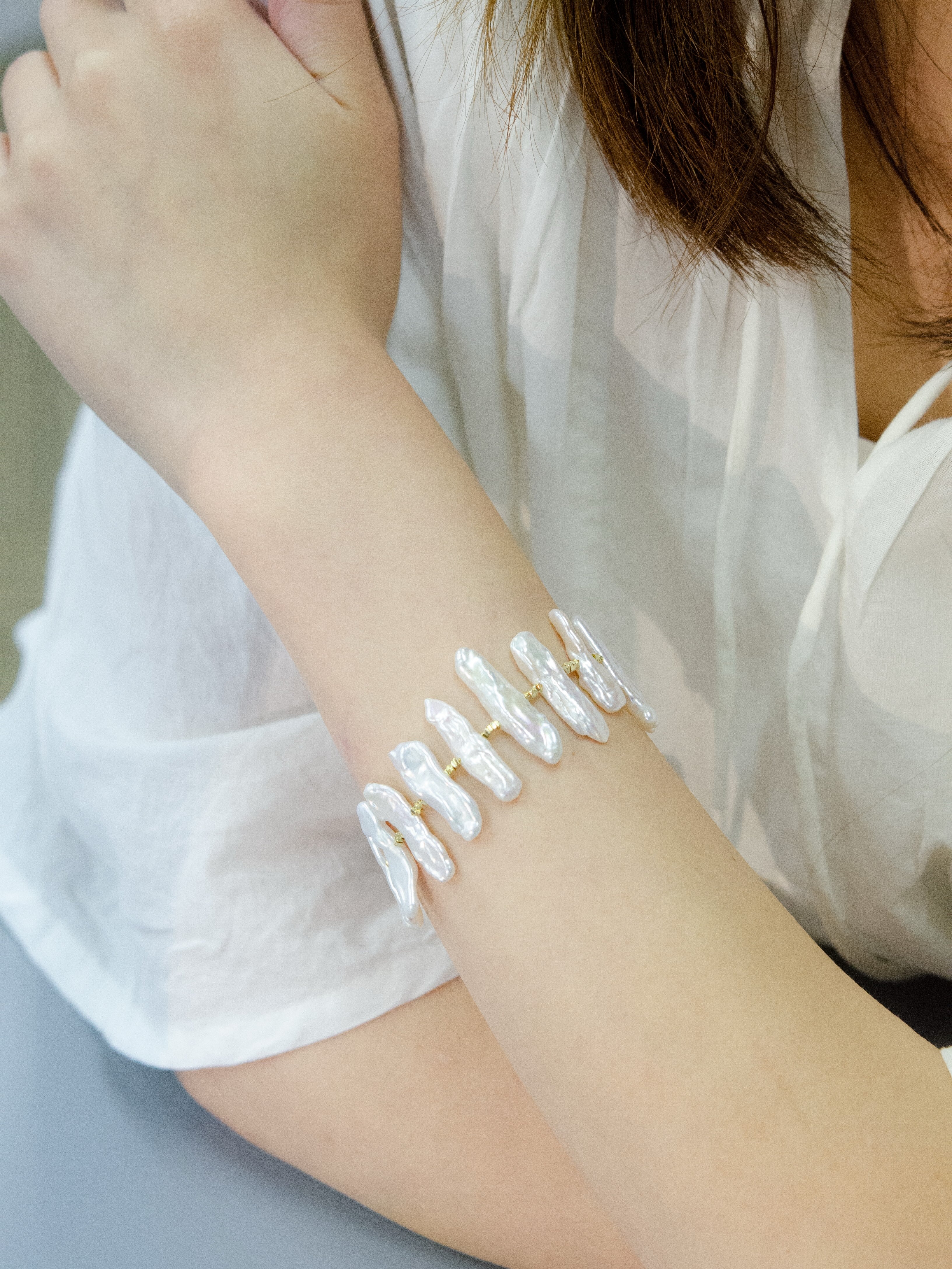 ケシパールのナチュラルブレスレット – 個性的なバロックパールの輝き