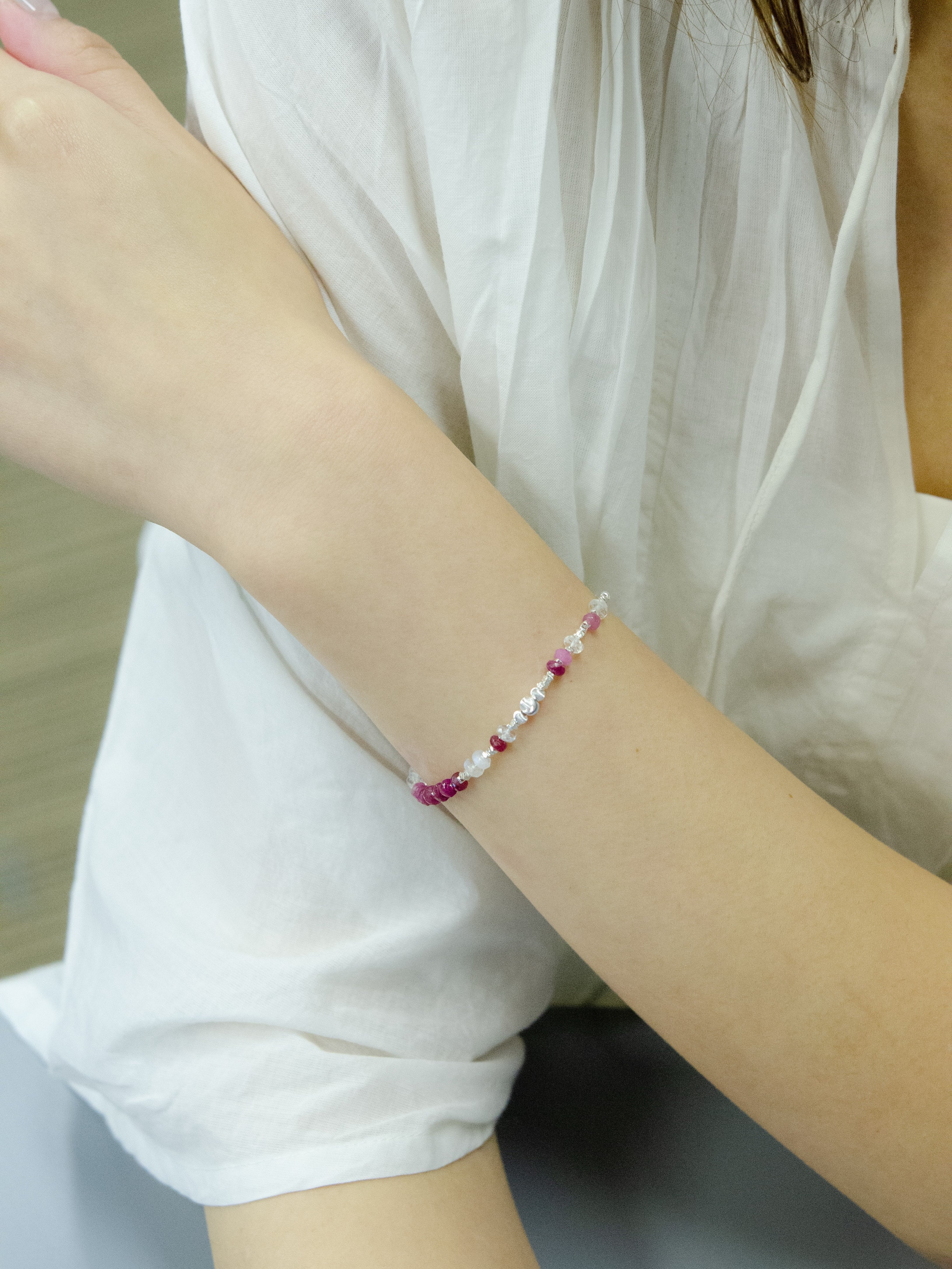 【7月誕生石】情熱と癒しの輝き　ルビー & ムーンストーンブレスレット｜アレルギー対応