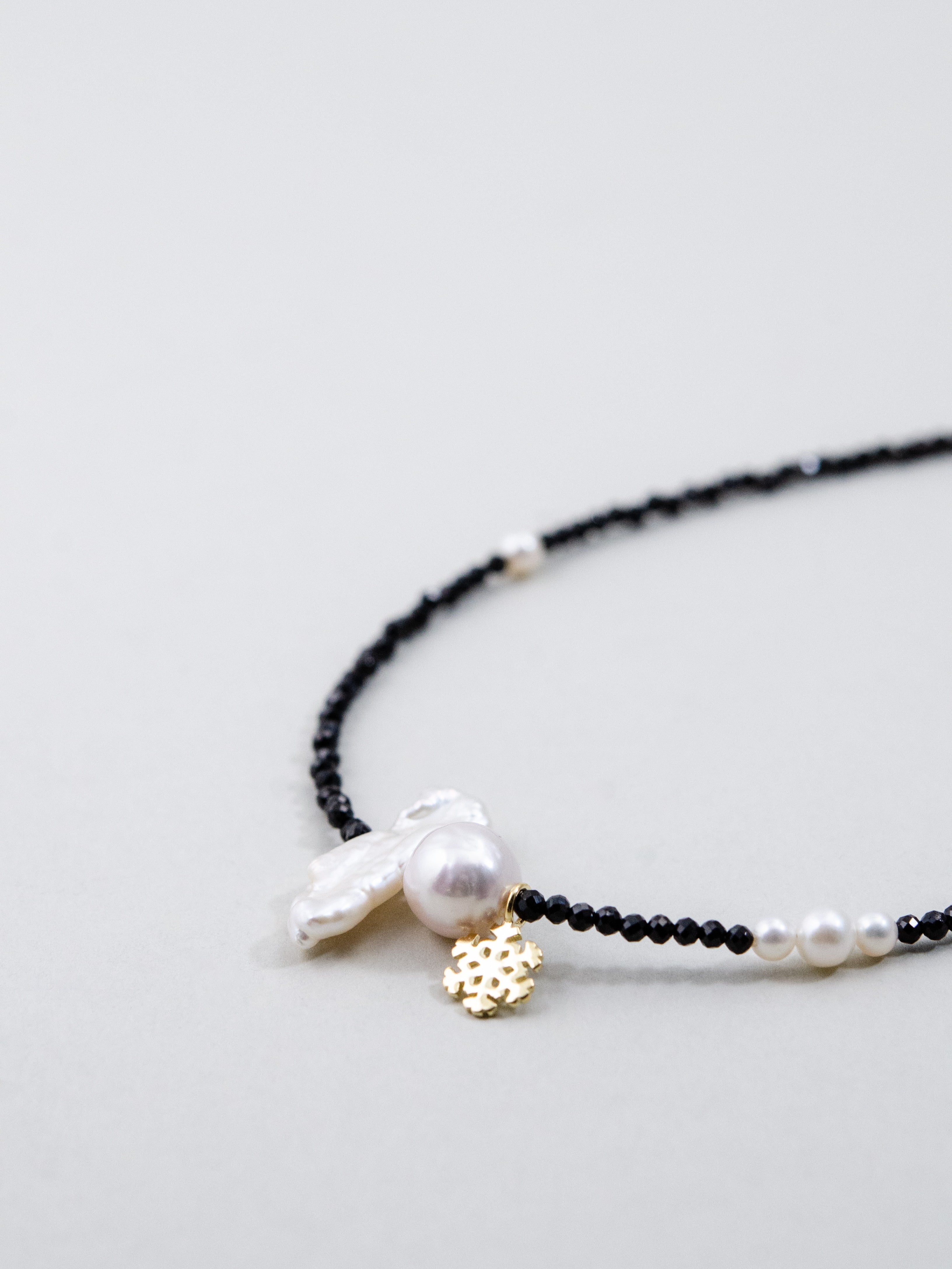 【雪と夜の煌めき】ホワイトクォーツ & オブシディアン　雪の結晶パールネックレス｜アレルギー対応