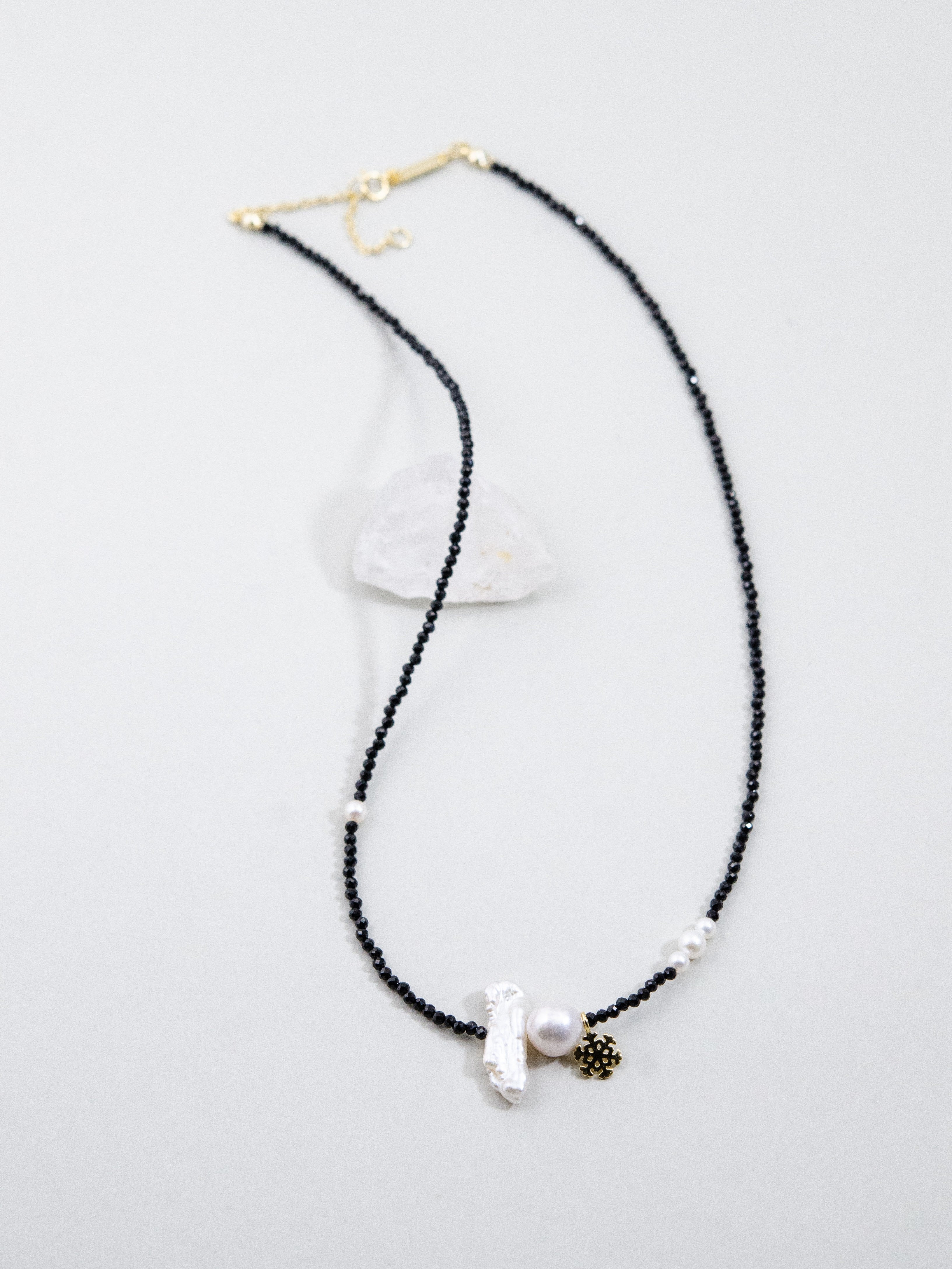 【雪と夜の煌めき】ホワイトクォーツ & オブシディアン　雪の結晶パールネックレス｜アレルギー対応