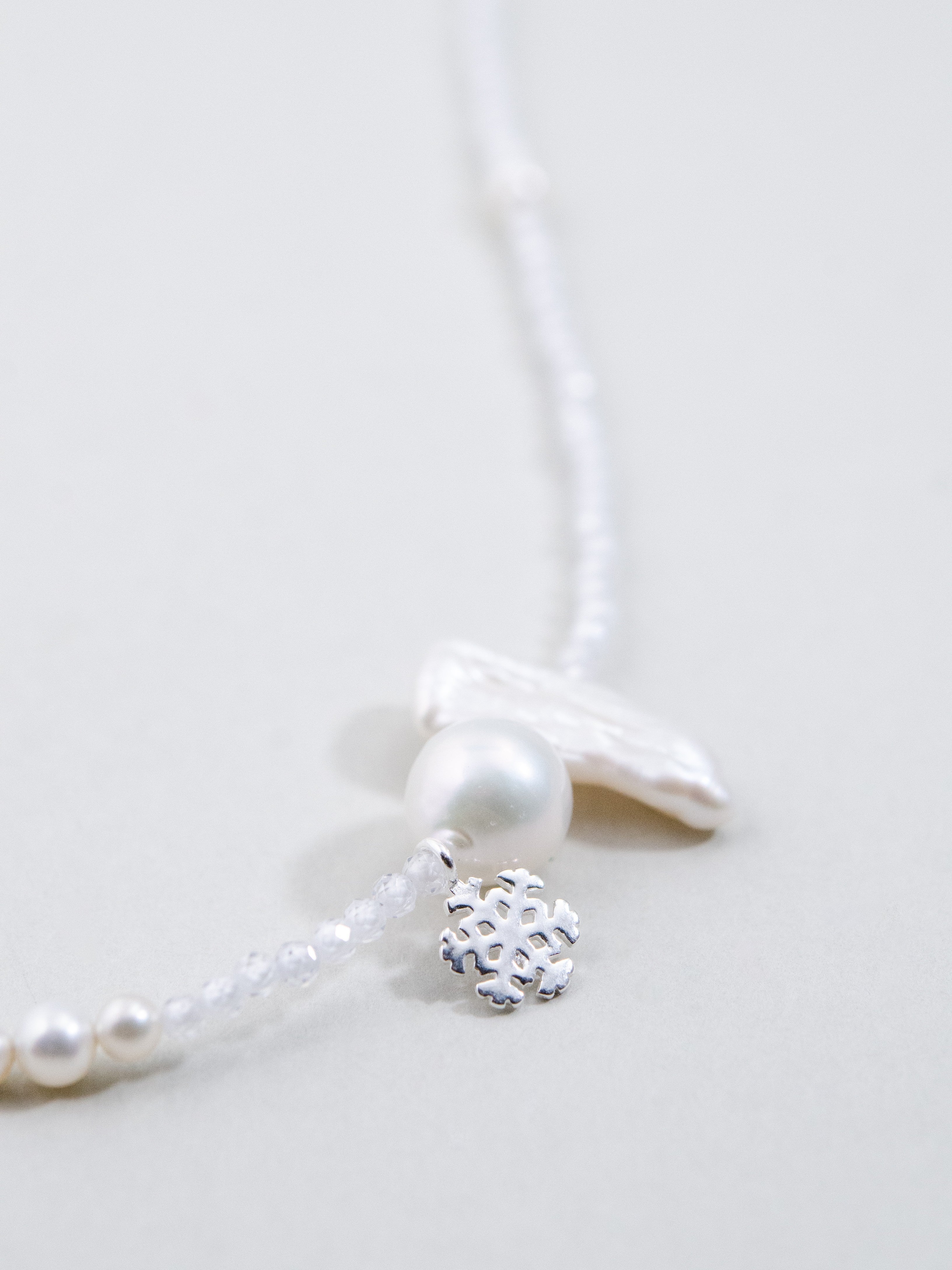 【雪と夜の煌めき】ホワイトクォーツ & オブシディアン　雪の結晶パールネックレス｜アレルギー対応