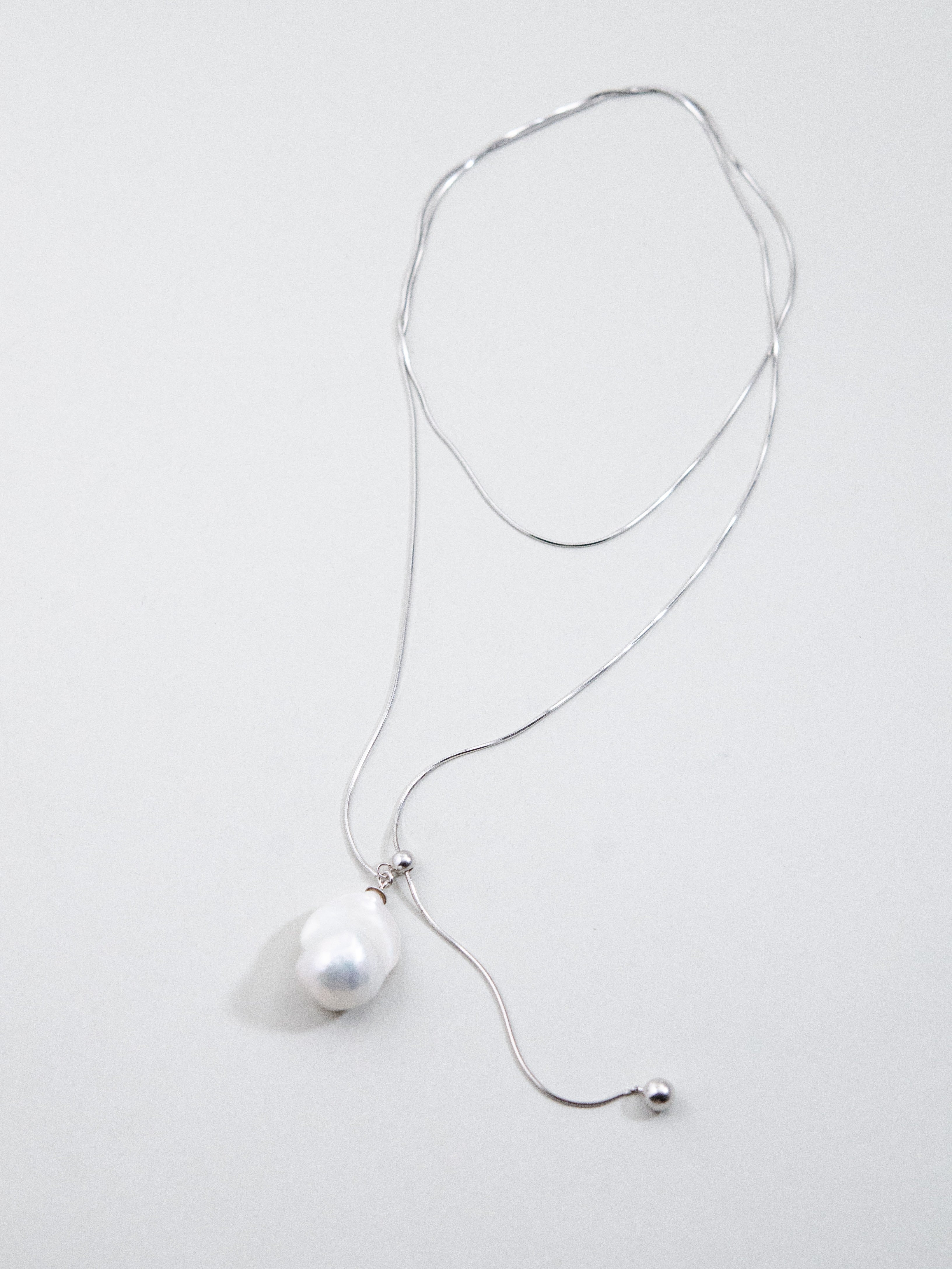 【モダンな流線美】大粒バロックパール & なめらかシルバーのY字ネックレス｜アレルギー対応