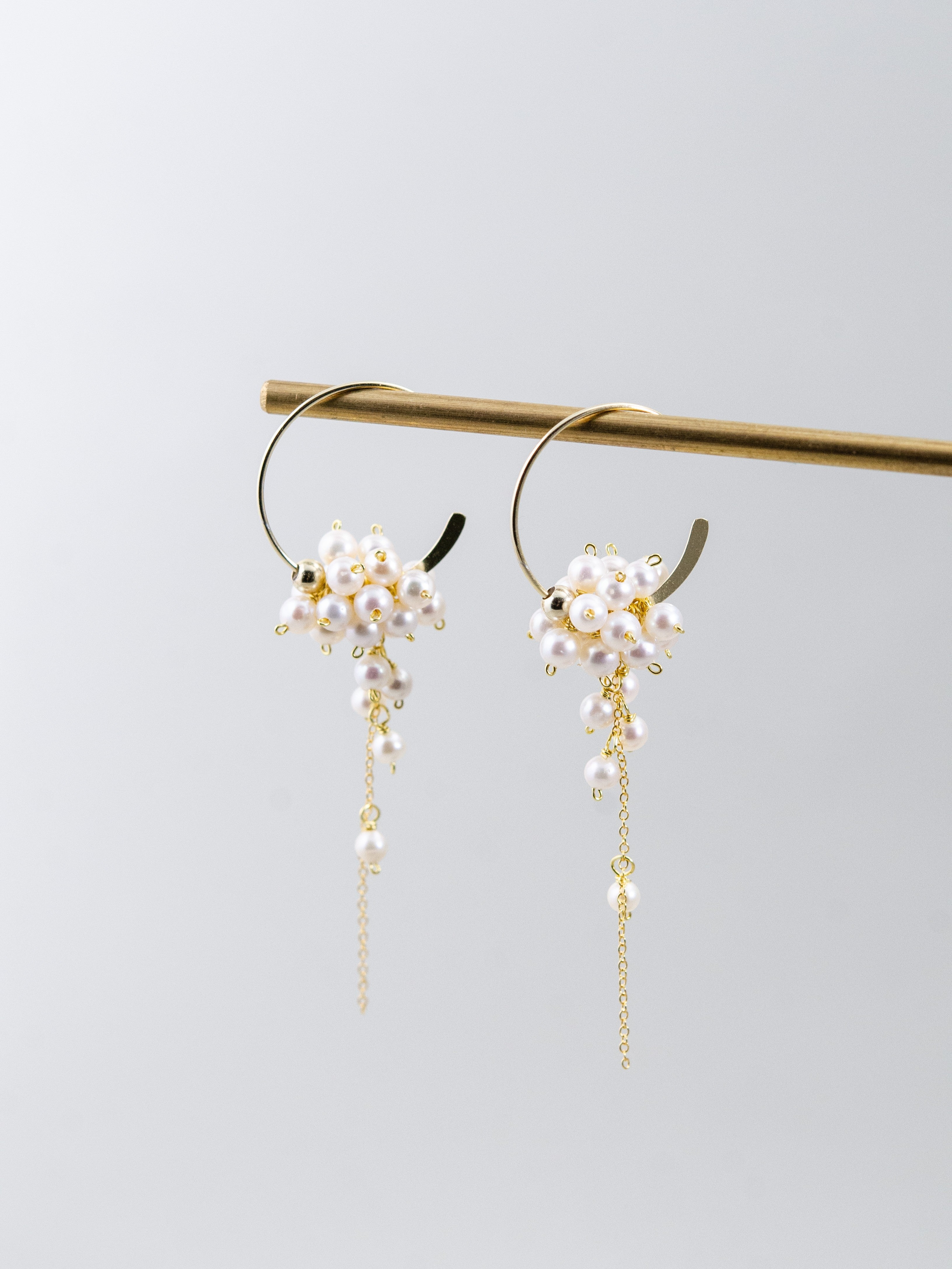 【可憐な白のブーケ】淡水パールのクラスターフープピアス｜アレルギー対応