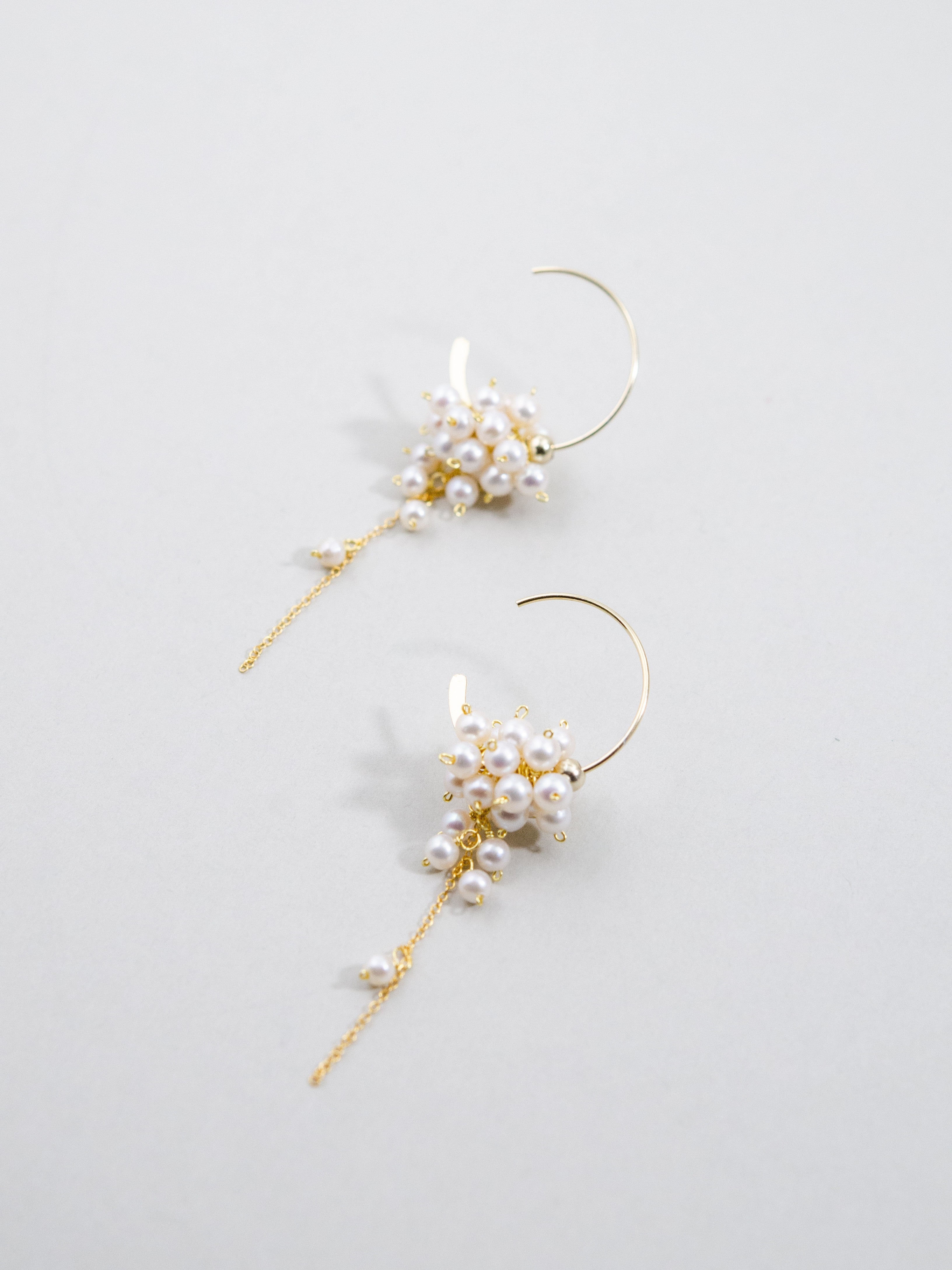 【可憐な白のブーケ】淡水パールのクラスターフープピアス｜アレルギー対応