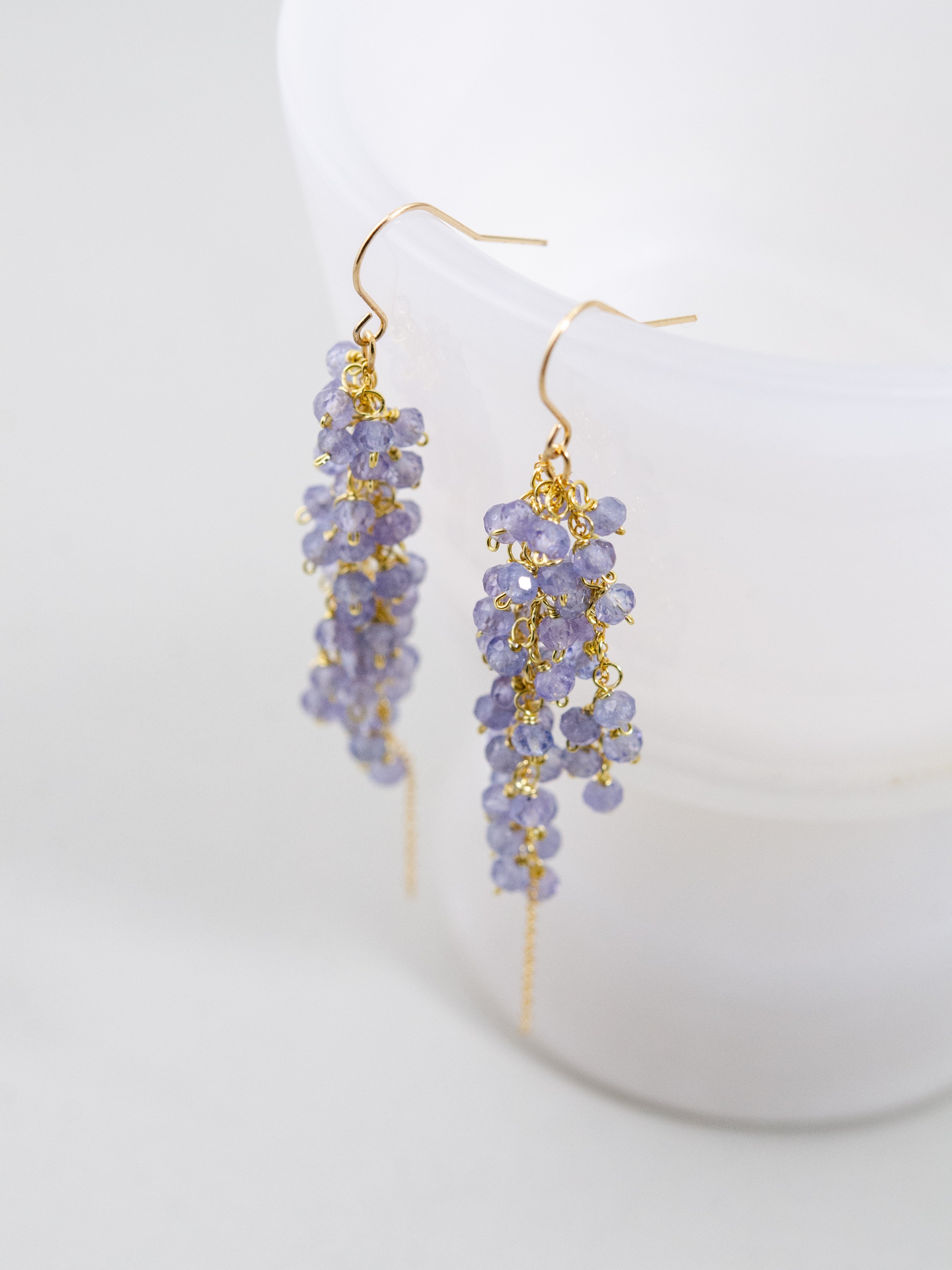 【12月誕生石】夜空のシャワー　タンザナイトのロングピアス｜アレルギー対応