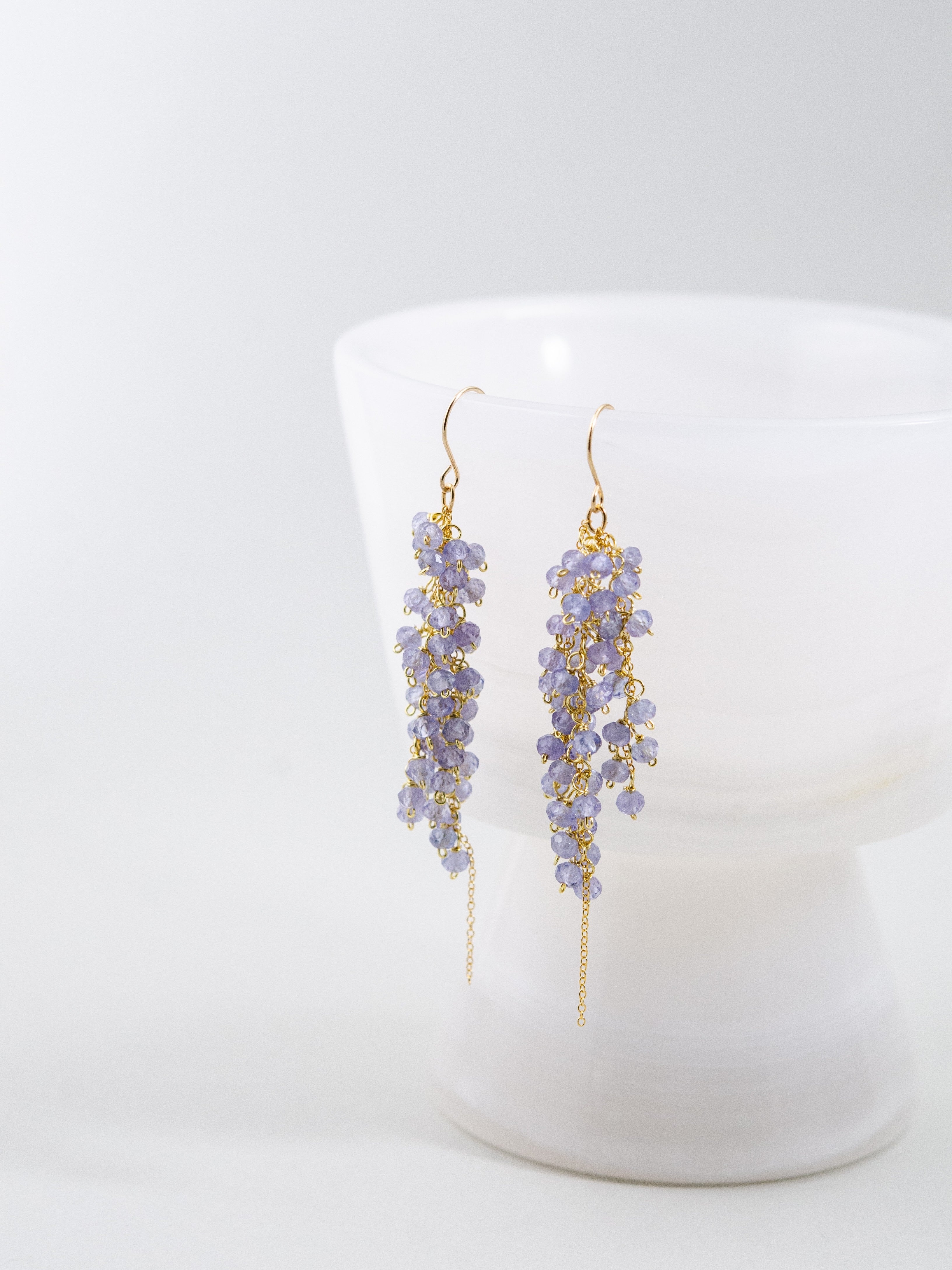 【12月誕生石】夜空のシャワー　タンザナイトのロングピアス｜アレルギー対応