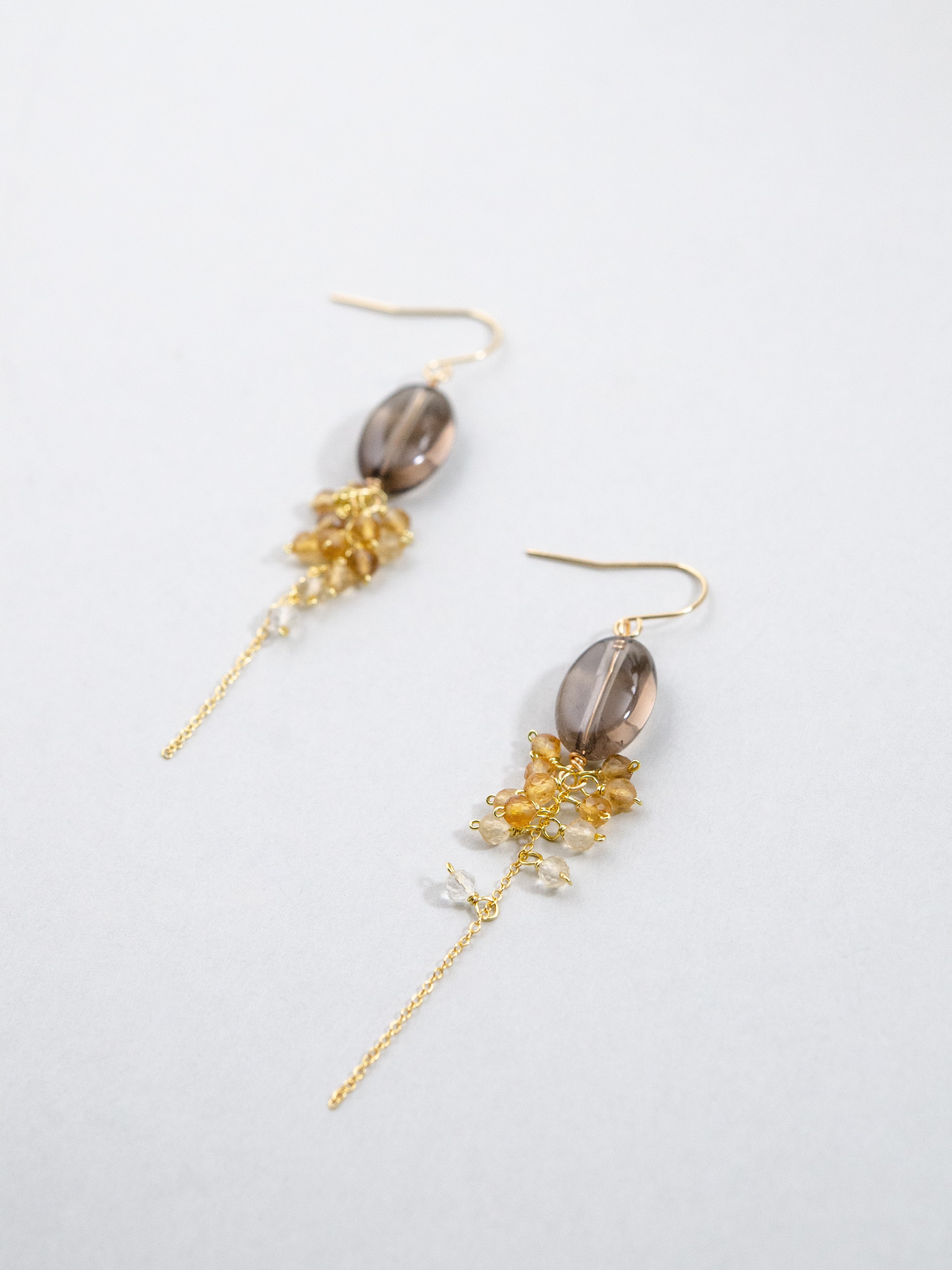 【11月誕生石】温かな大地の輝き　シトリン & スモーキークォーツの雫ピアス｜アレルギー対応