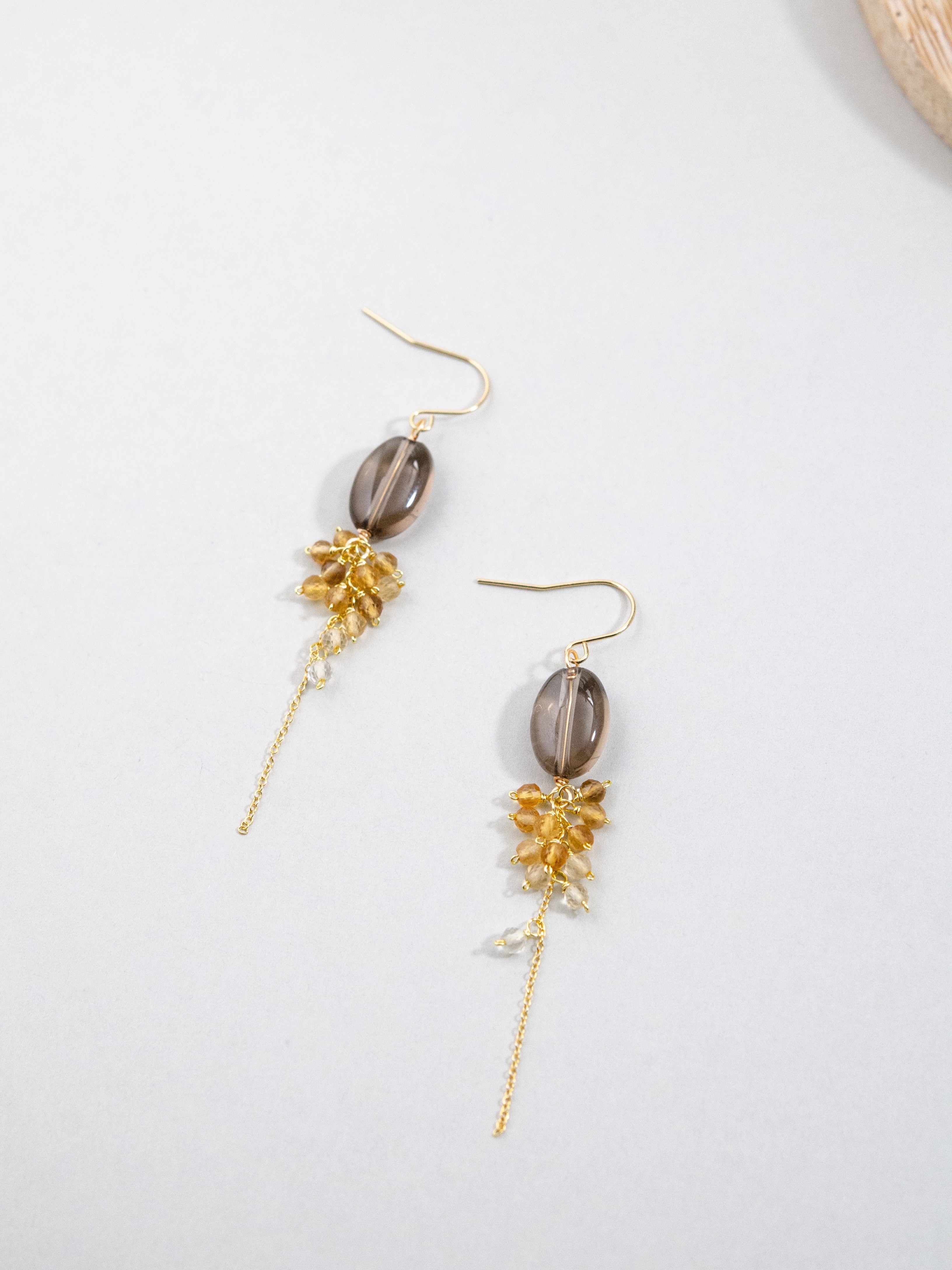 【11月誕生石】温かな大地の輝き　シトリン & スモーキークォーツの雫ピアス｜アレルギー対応