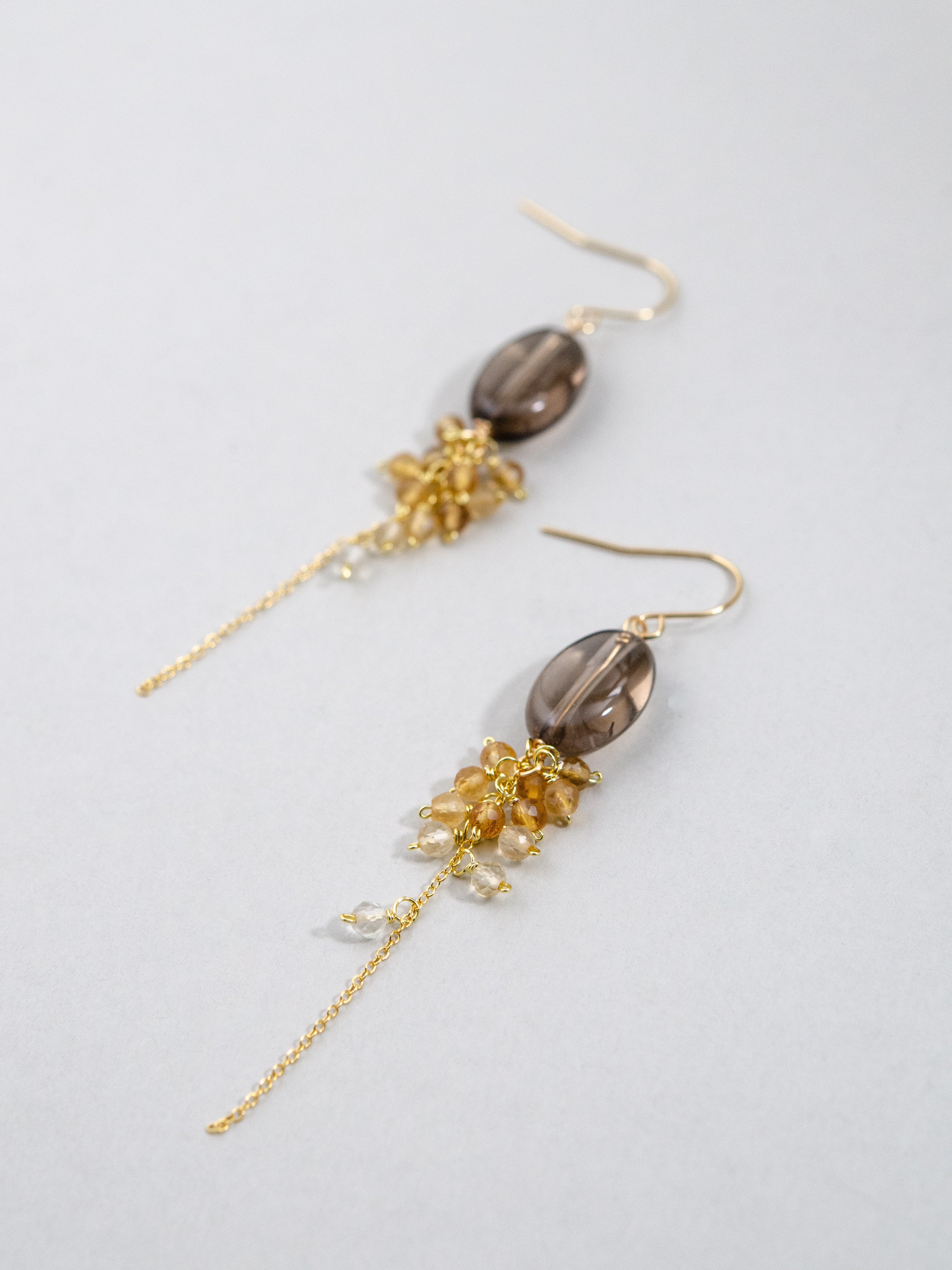 【11月誕生石】温かな大地の輝き　シトリン & スモーキークォーツの雫ピアス｜アレルギー対応