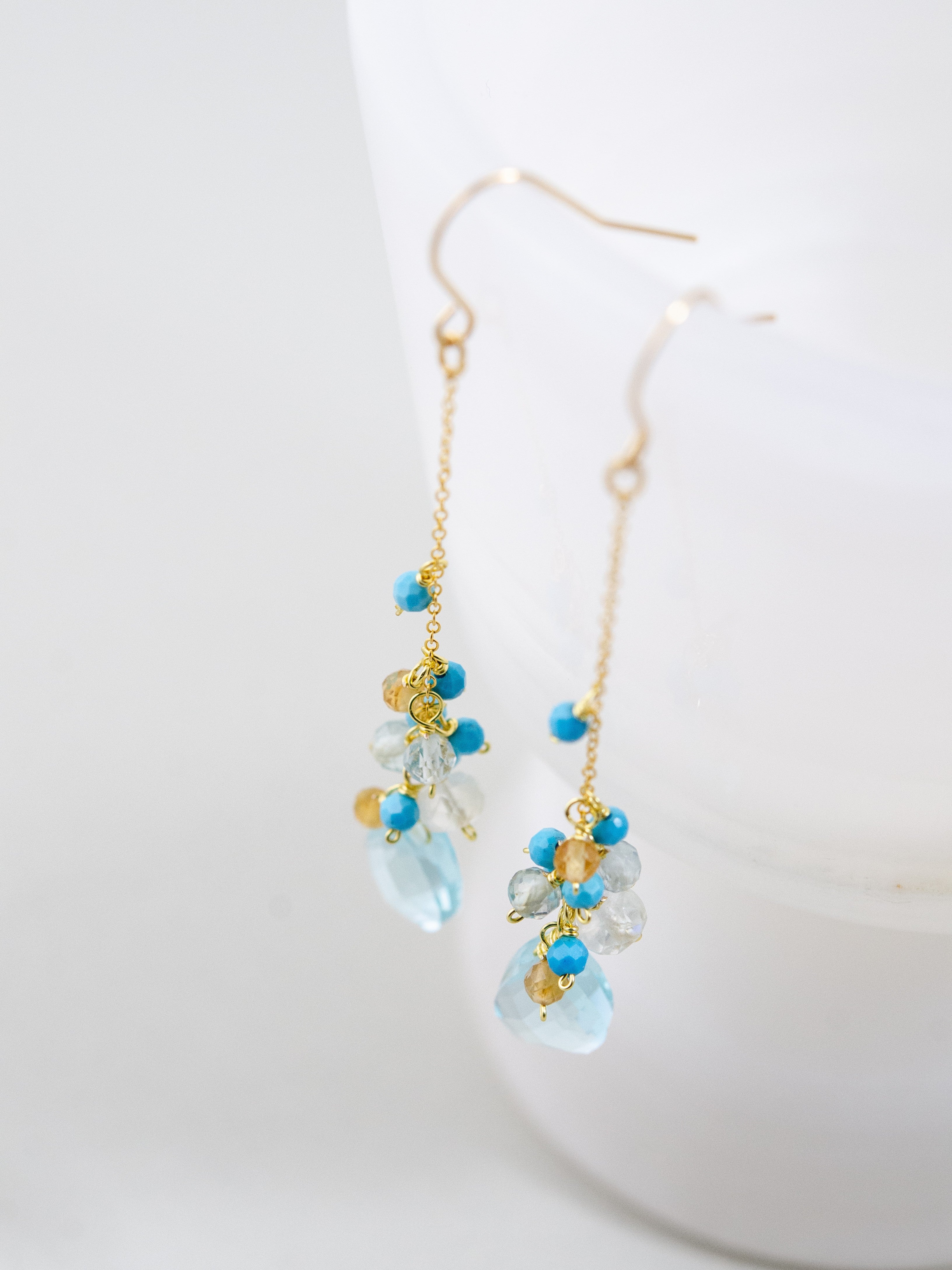 【海と太陽の彩り】クォーツ & ターコイズ・シトリンのロングピアス｜アレルギー対応