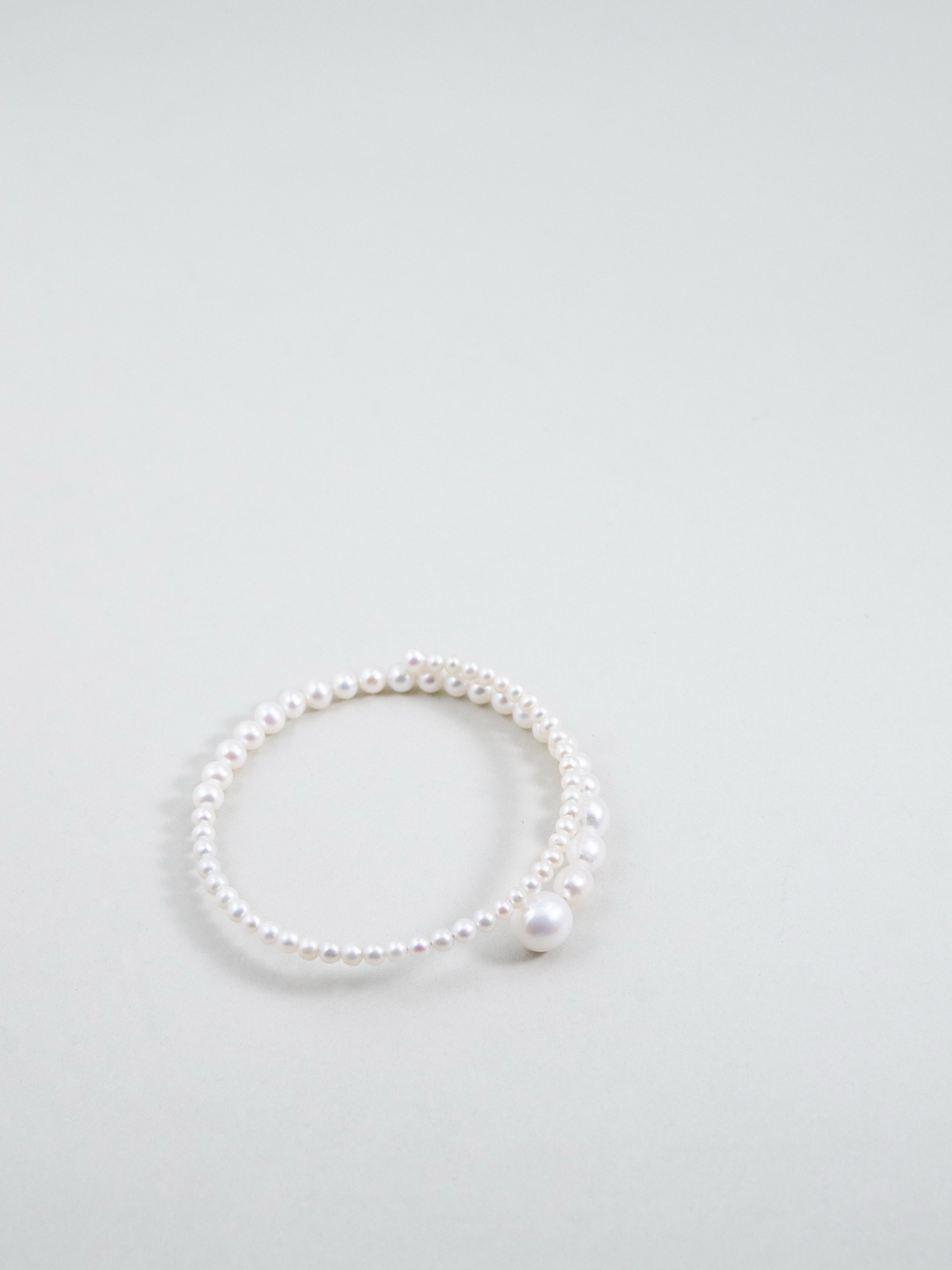 【気品を纏う純白】淡水パールのグラデーションブレスレット｜アレルギー対応