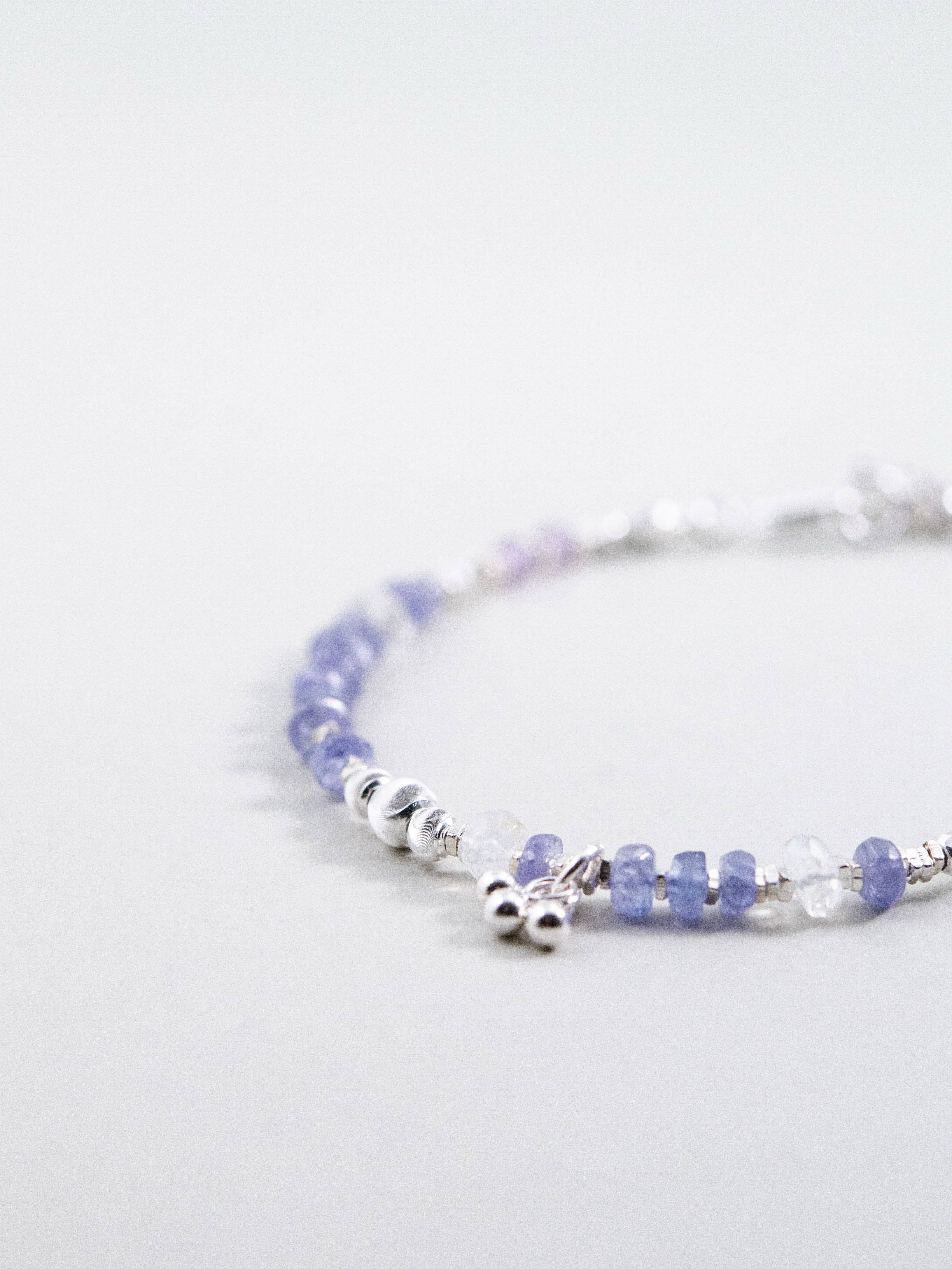 【12月誕生石】夜空と月の輝き　タンザナイト & ムーンストーンブレスレット｜アレルギー対応