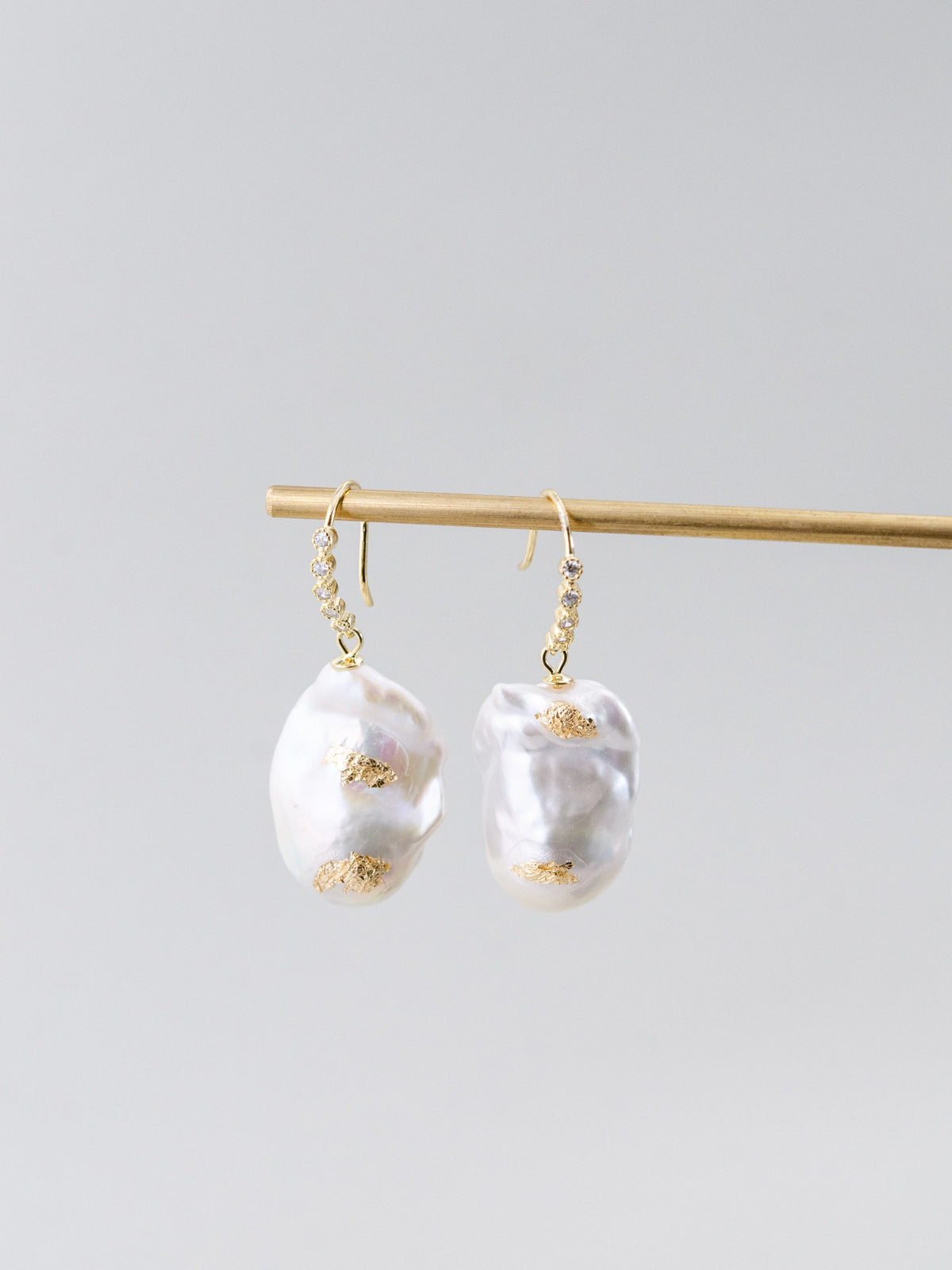 淡水バロックパール & 金箔アクセント ピアス〈黄金の装い〉- 金属アレルギー対応 (SV925/K14GP)
