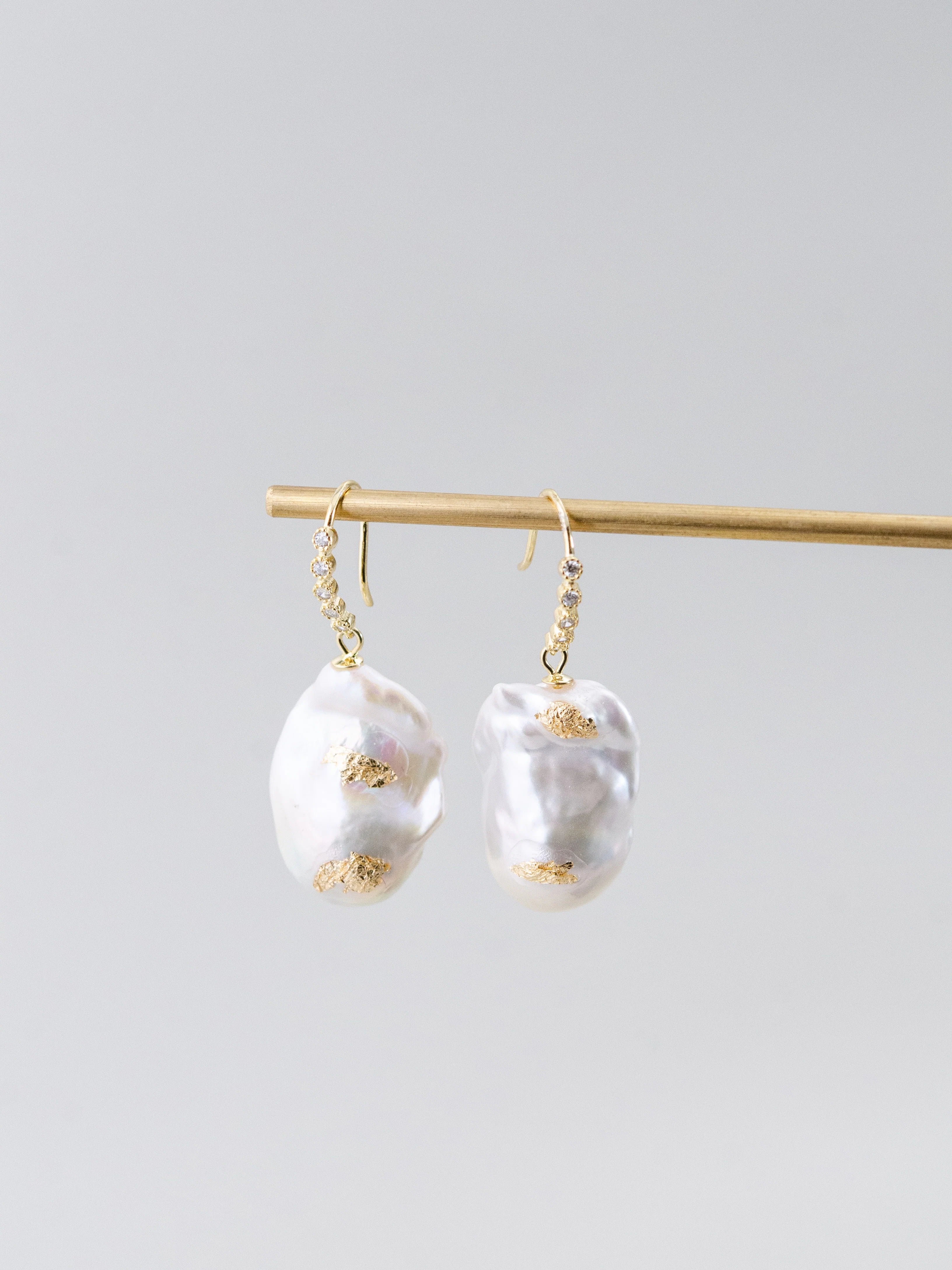 淡水バロックパール & 金箔アクセント ピアス - 【黄金の装い】パヴェフックとアートな輝き / SV925(K14GP)