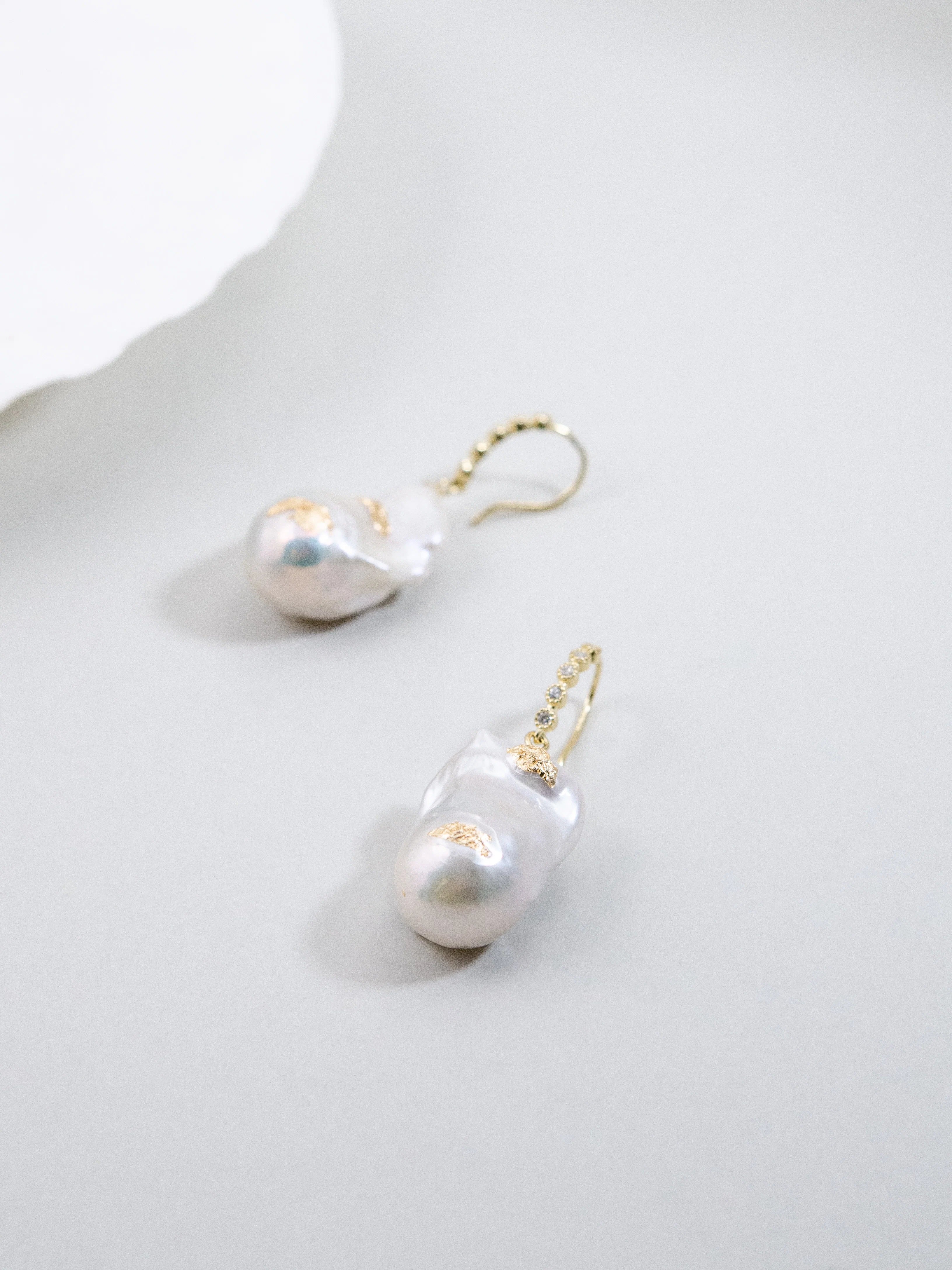 淡水バロックパール & 金箔アクセント ピアス - 【黄金の装い】パヴェフックとアートな輝き / SV925(K14GP)