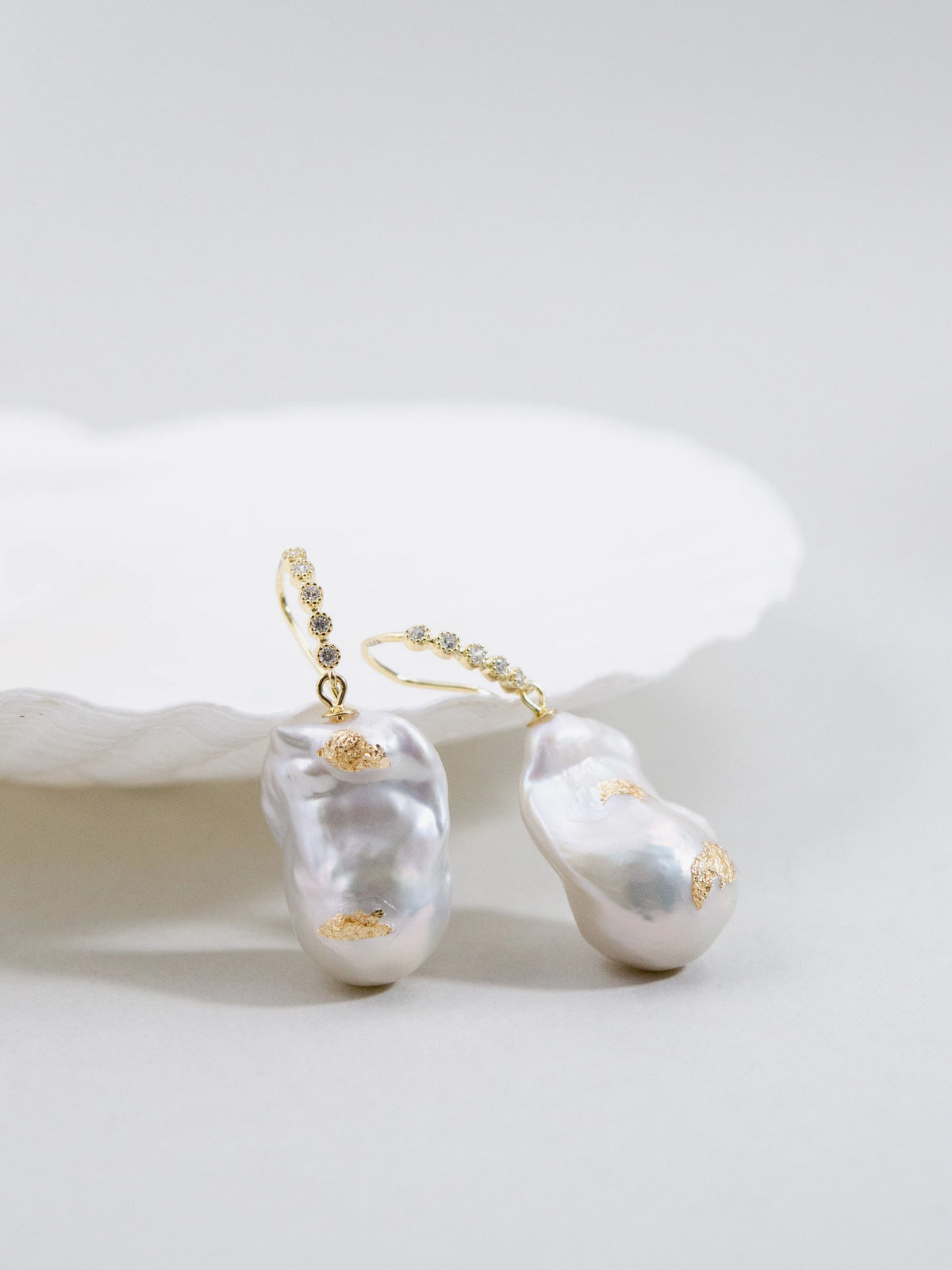 淡水バロックパール & 金箔アクセント ピアス〈黄金の装い〉- 金属アレルギー対応 (SV925/K14GP)