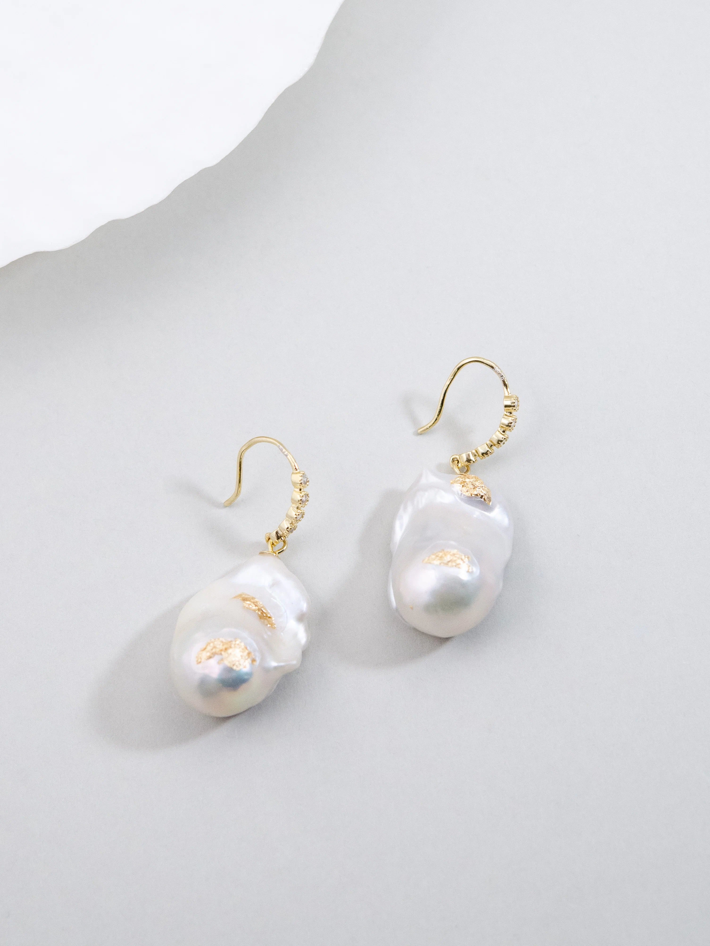 淡水バロックパール & 金箔アクセント ピアス - 【黄金の装い】パヴェフックとアートな輝き / SV925(K14GP)