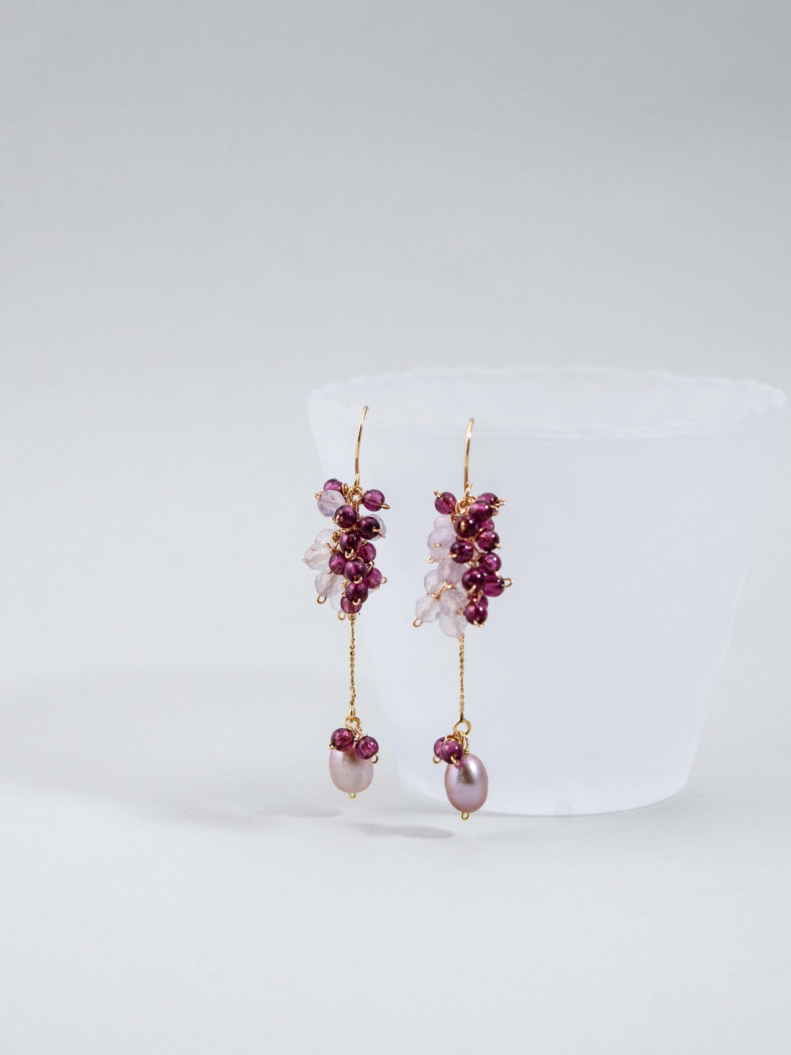 パープルジェイド & ガーネット ピアス - 【芳醇なワインカラー】葡萄(ぶどう)色の果実 / 1月・6月誕生石 / 14KGF・SV925・316L選べる金具【イヤリング変更可】