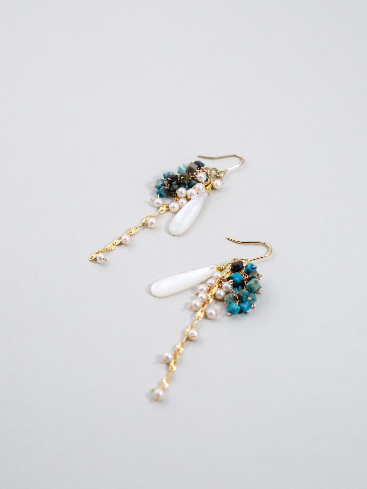 ターコイズ & 白蝶貝(マザーオブパール) ピアス - 【海風の彩り】12月誕生石 / 14KGF・SV925・316L選べる金具【イヤリング変更可】