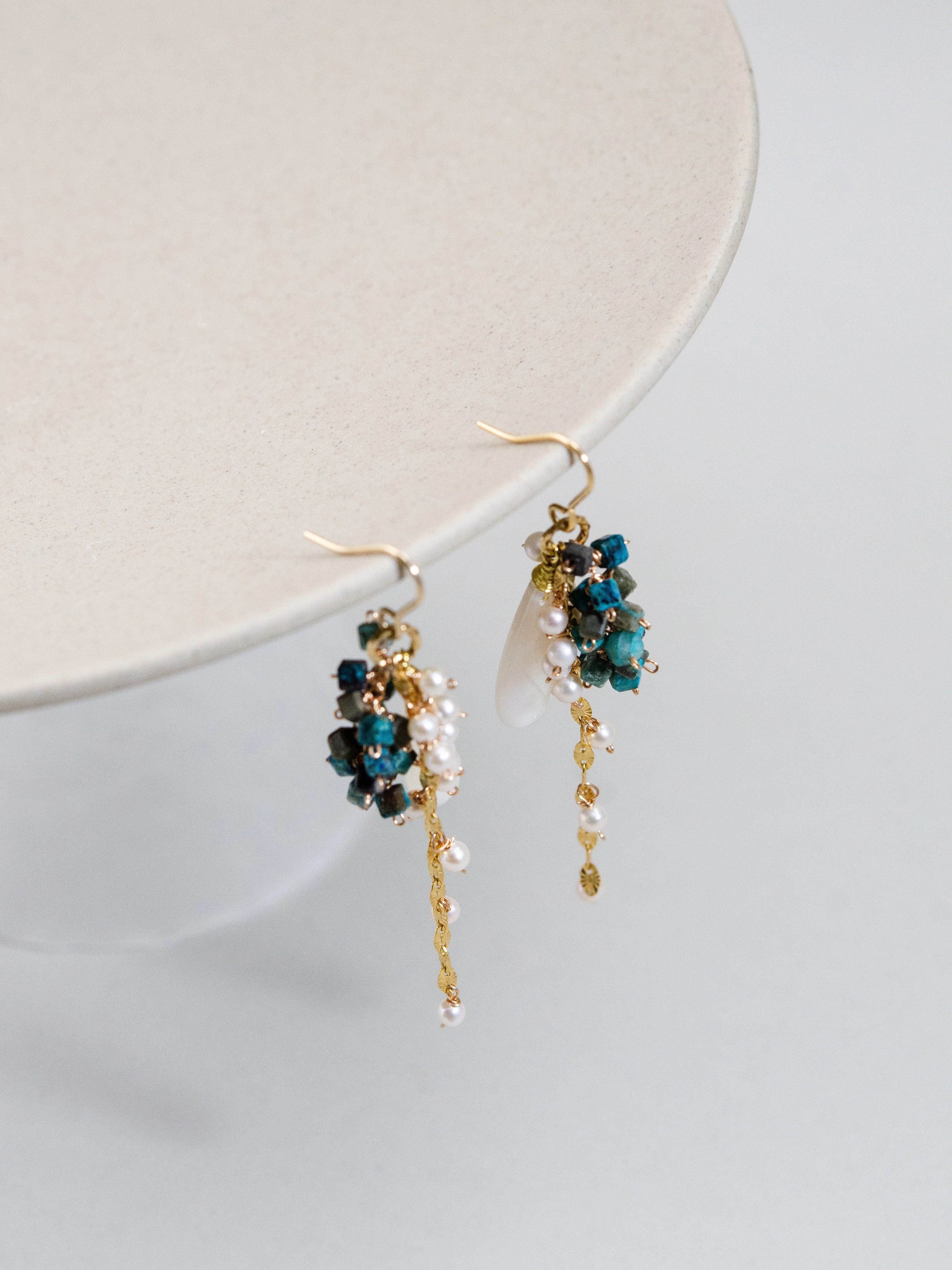 ターコイズ & 白蝶貝(マザーオブパール) ピアス - 【海風の彩り】12月誕生石 / 14KGF・SV925・316L選べる金具【イヤリング変更可】