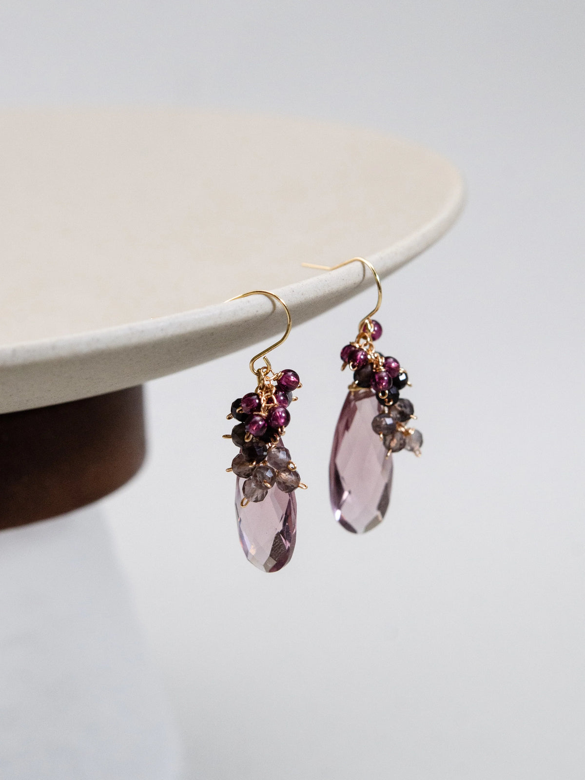 ガーネット & スモーキークォーツ ピアス – LUCINE