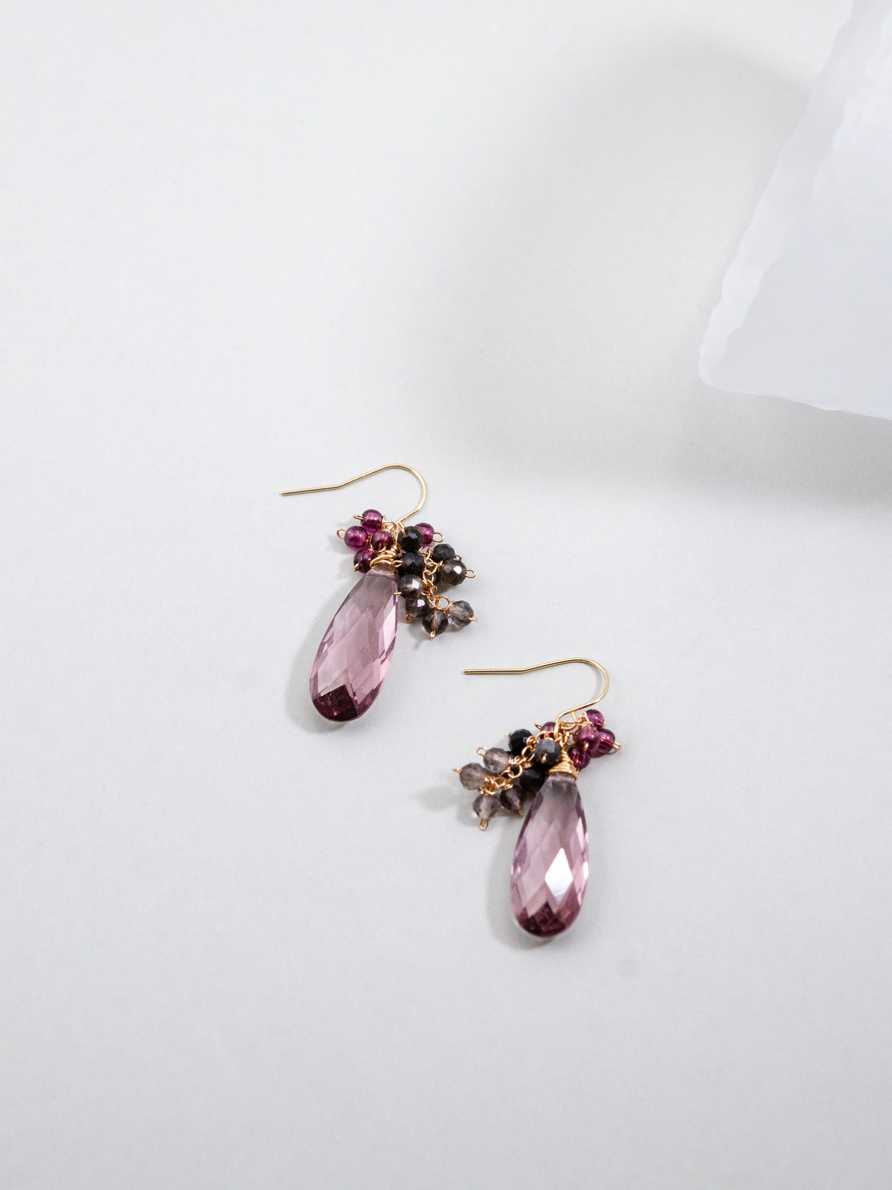 クォーツ & ガーネット & スモーキークォーツ ピアス - 【大人のモーブピンク】 1月誕生石 / 14KGF・SV925・316L選べる金具【イヤリング変更可】