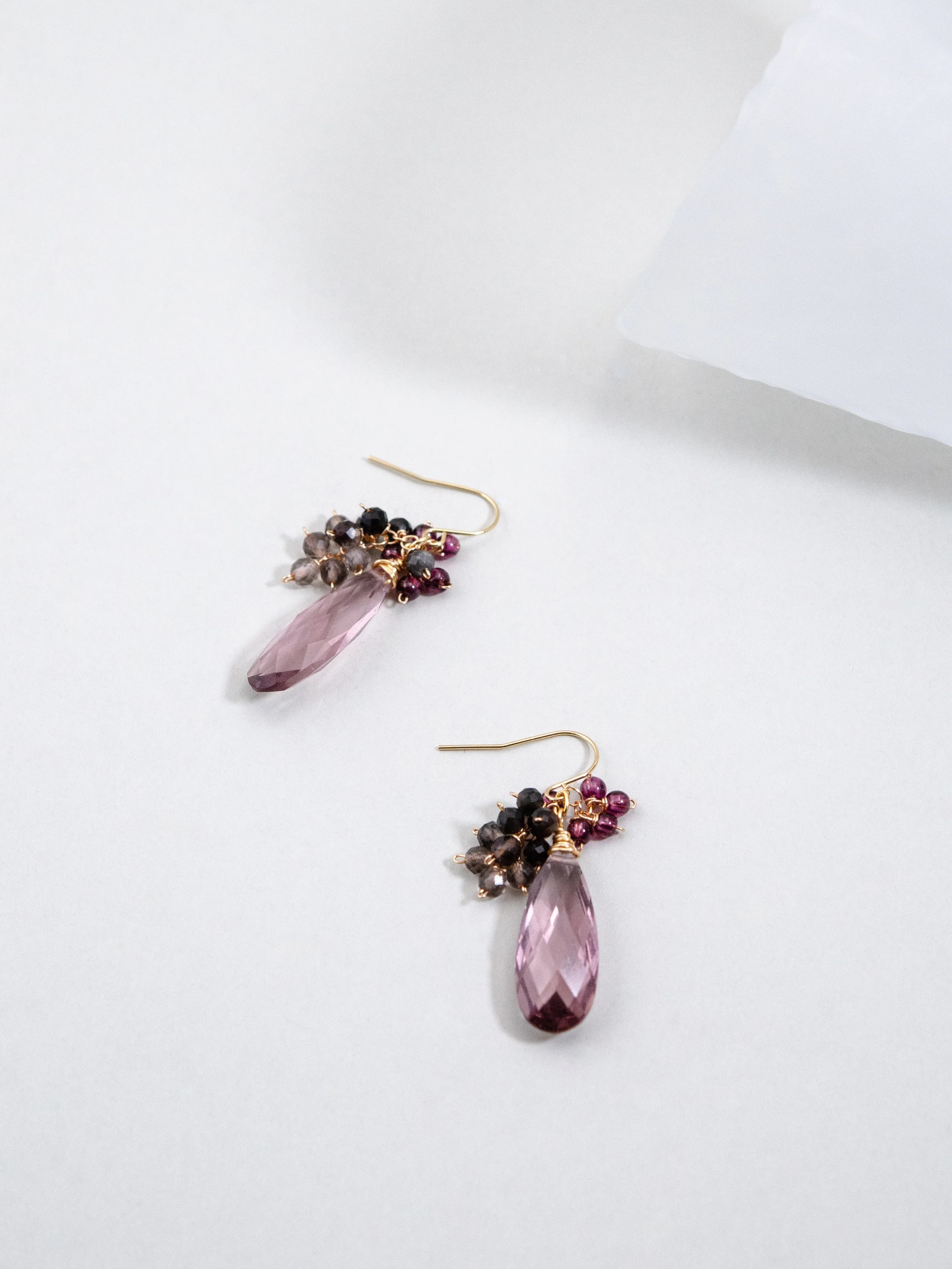 クォーツ & ガーネット & スモーキークォーツ ピアス - 【大人のモーブピンク】 1月誕生石 / 14KGF・SV925・316L選べる金具【イヤリング変更可】