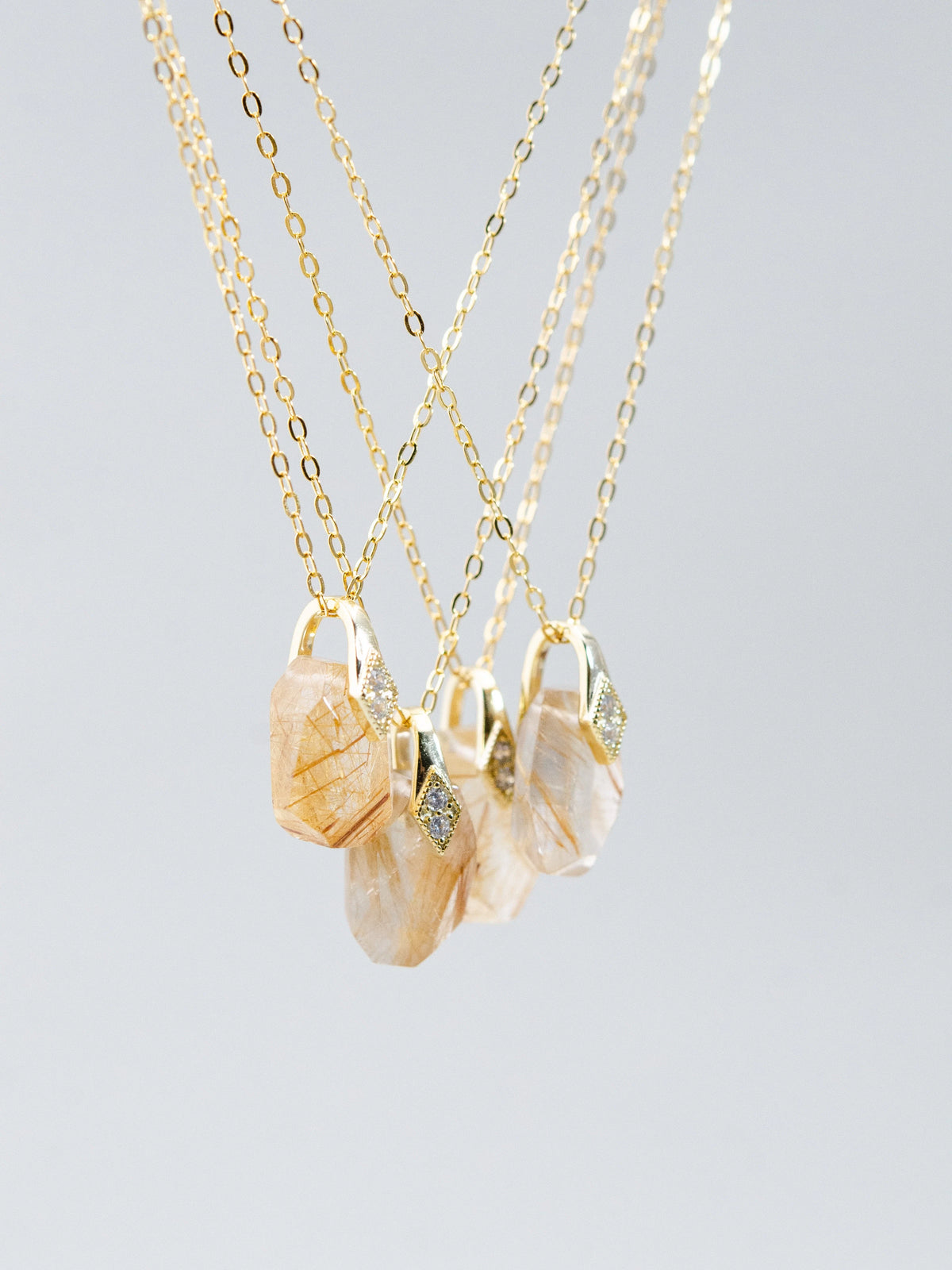 LUCINE ルチルクォーツ ネックレス - 【一点物の輝き】金色の針と天然 LUCINE ルチルクォーツ ネックレス - 【一点物の輝き】金色の針と天然