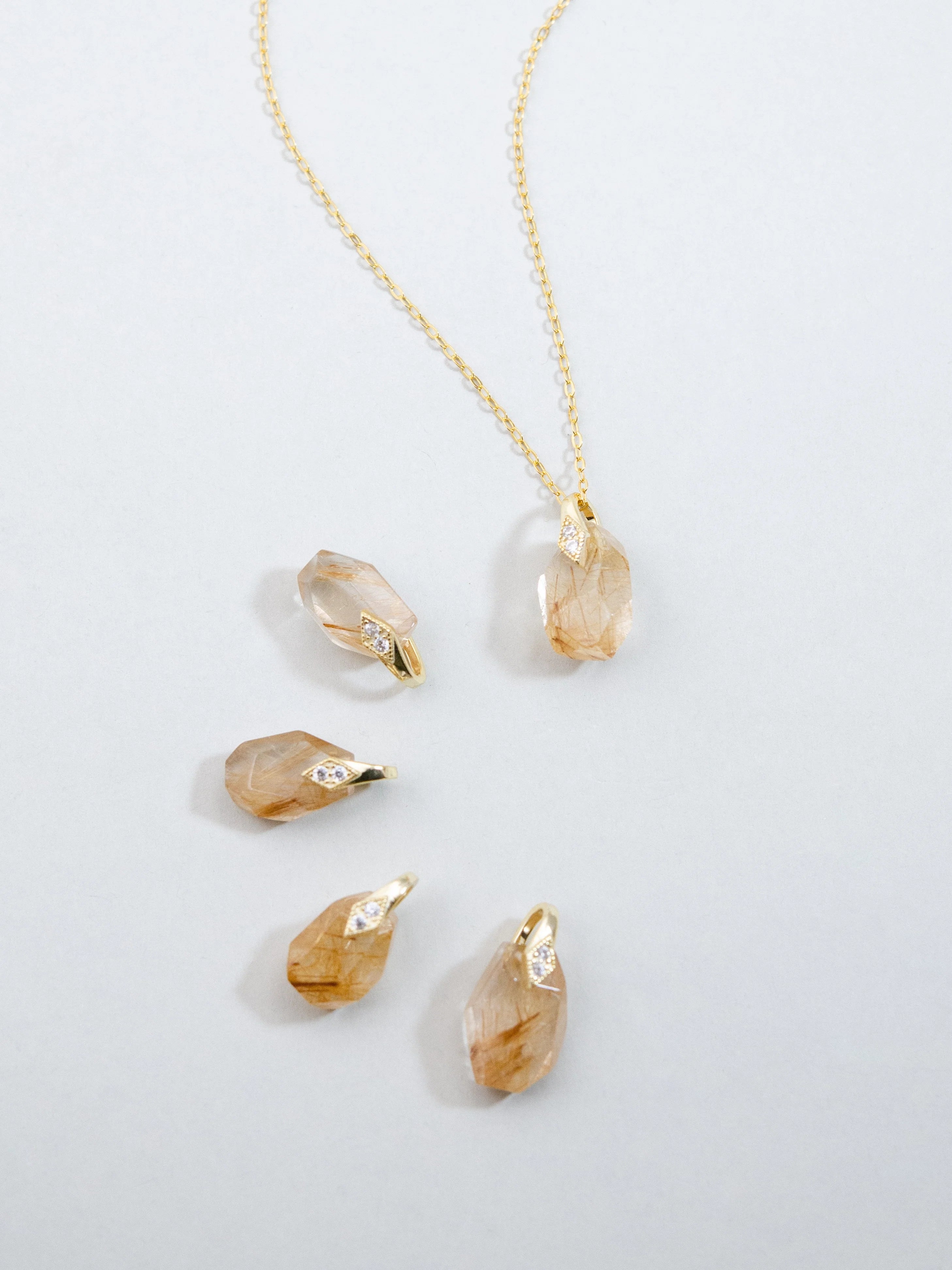 LUCINE ルチルクォーツ ネックレス - 【一点物の輝き】金色の針と天然 LUCINE ルチルクォーツ ネックレス - 【一点物の輝き】金色の針と天然