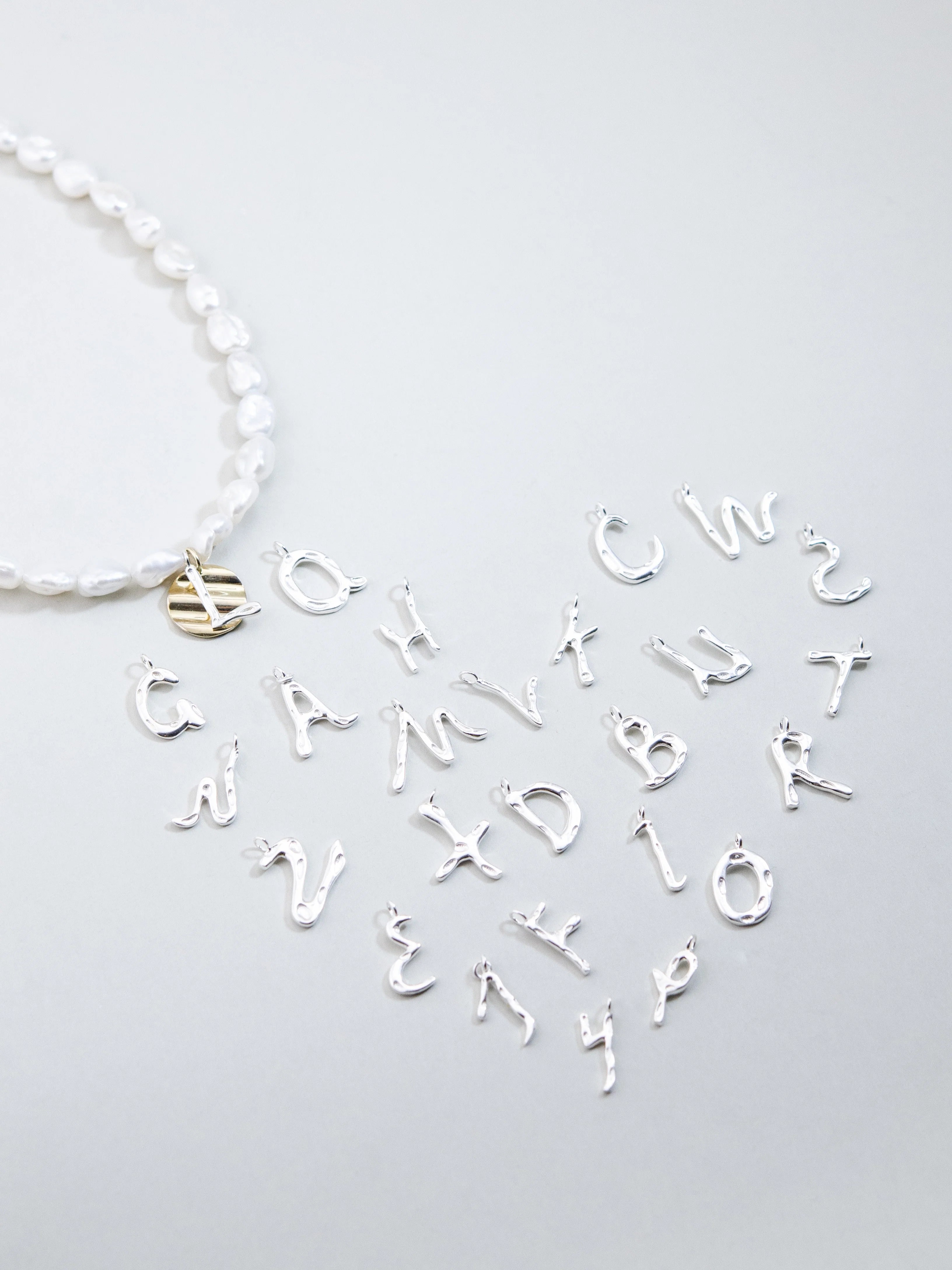 淡水パール & イニシャル ネックレス - 【選べるアルファベット】金銀ミックス / 6月誕生石 SV925 (K14GP)