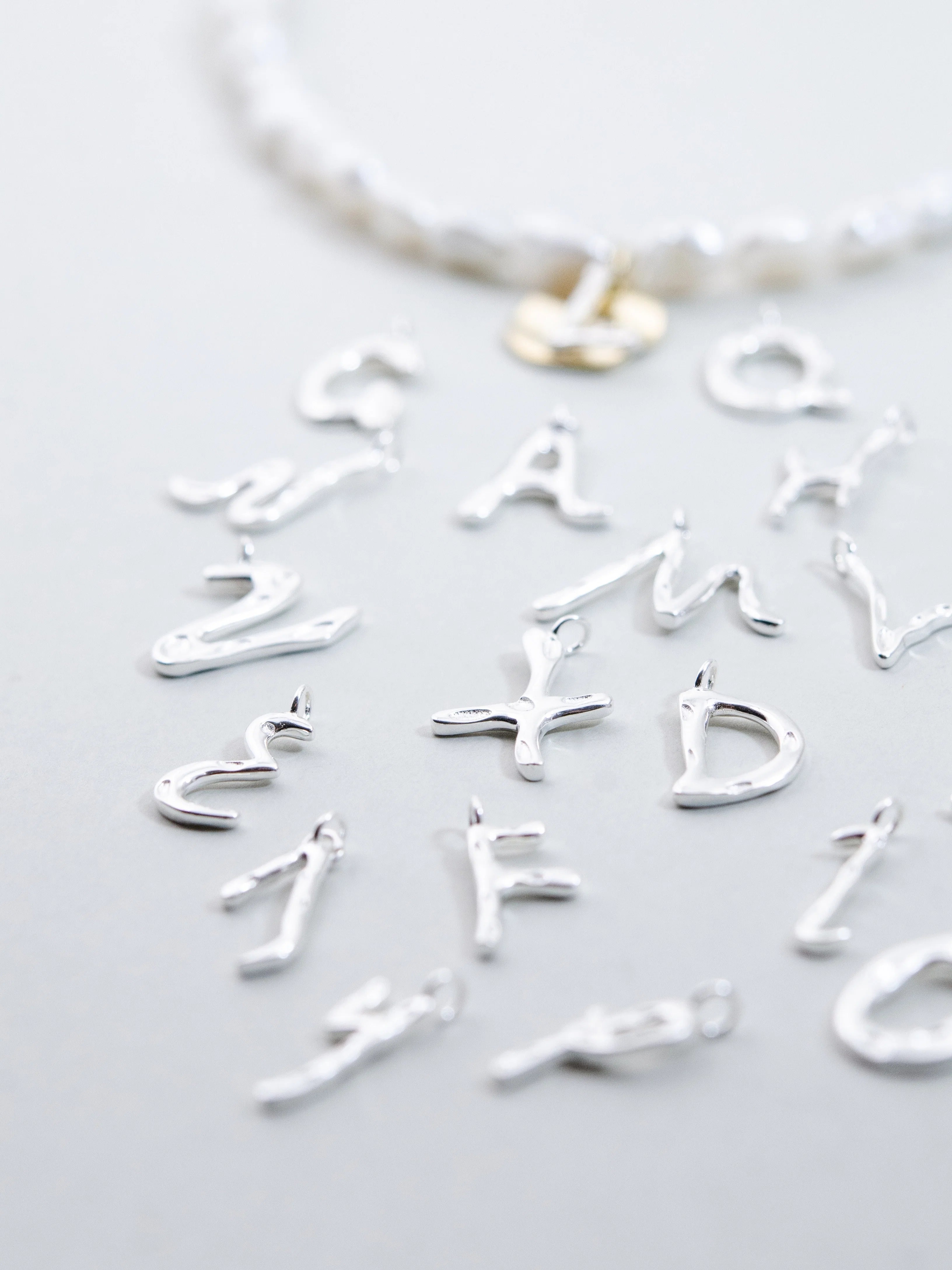 淡水パール & イニシャル ネックレス - 【選べるアルファベット】金銀ミックス / 6月誕生石 SV925 (K14GP)