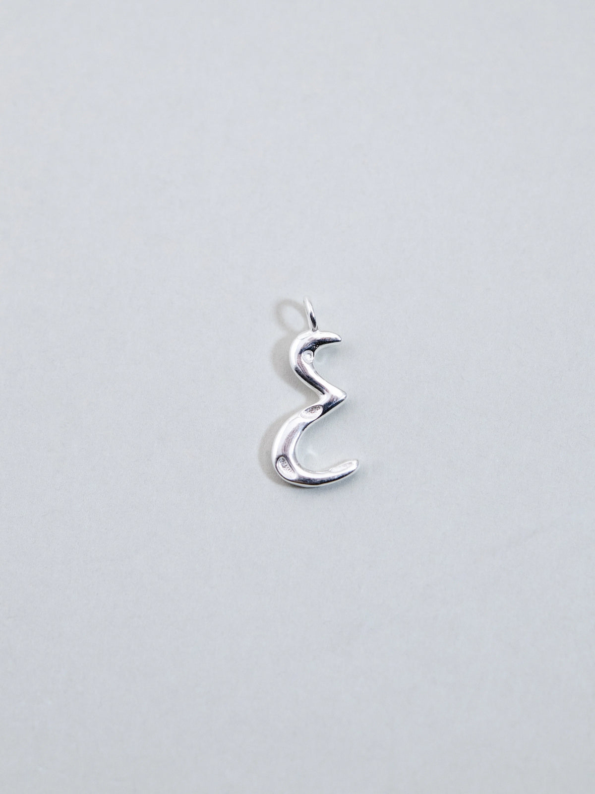 淡水パール ネックレス〈あなたの一文字〉26 文字から選べる SV925 ／ LUCINE 独自 ハンドハンマー ゴールド ／ 6 月誕生石｜神戸アトリエ LUCINE